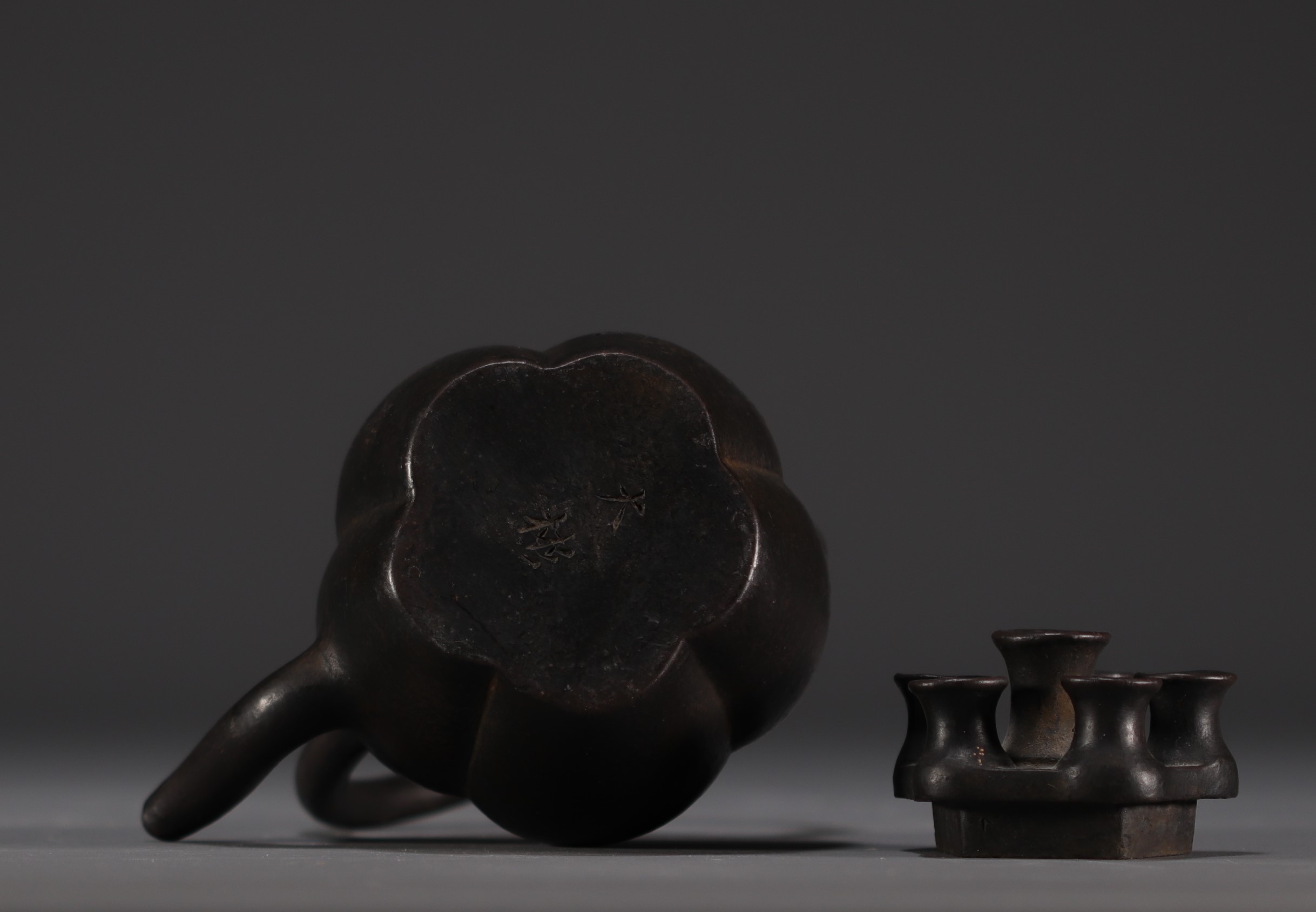 China - Cast iron teapot, calligraphic poem, Ming mark under the piece. - Image 5 of 6