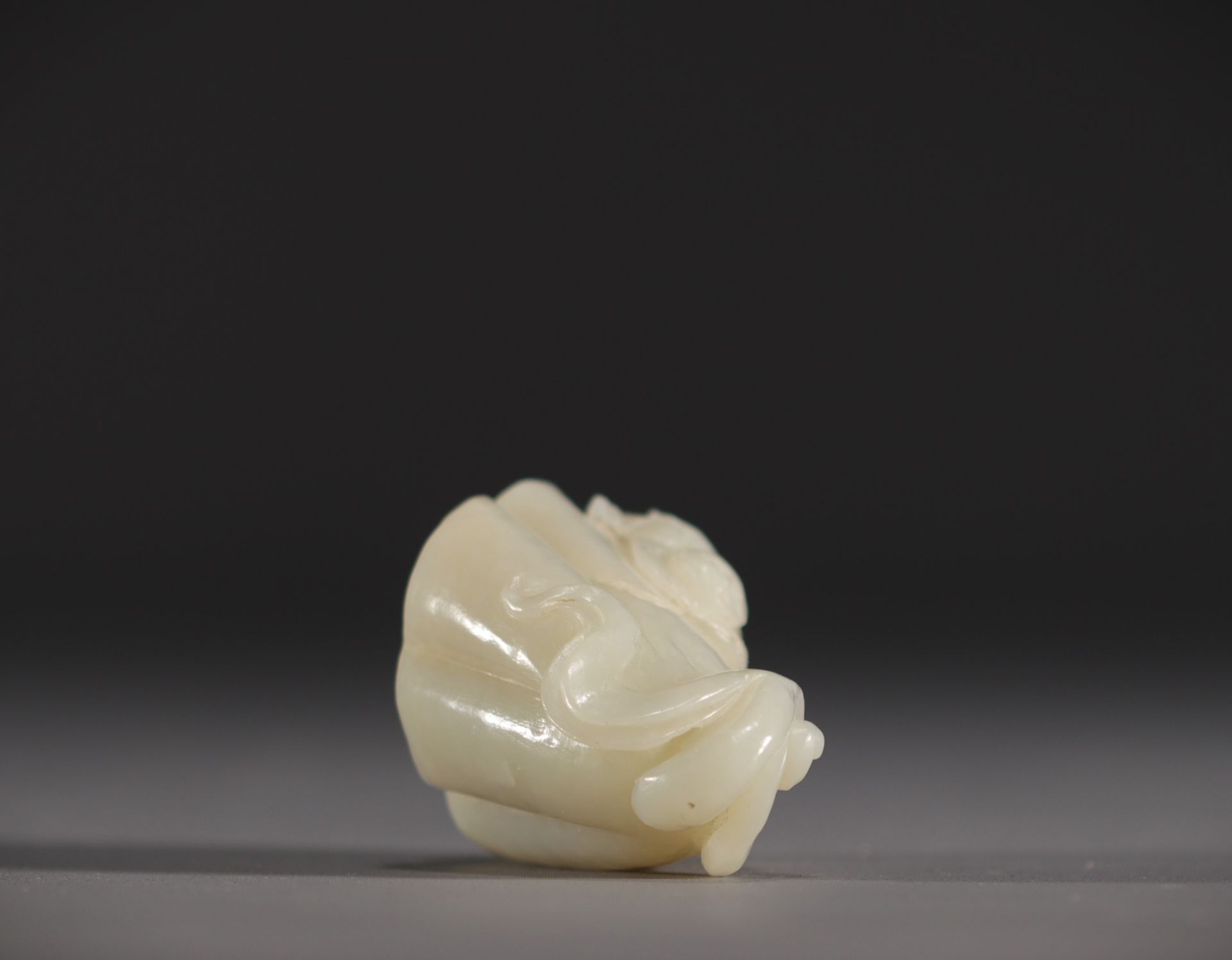 China - White jade pendant in the shape of a fruit surmounted by a young child. - Bild 5 aus 6