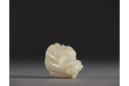 China - White jade pendant in the shape of a fruit surmounted by a young child. - Image 5 of 6