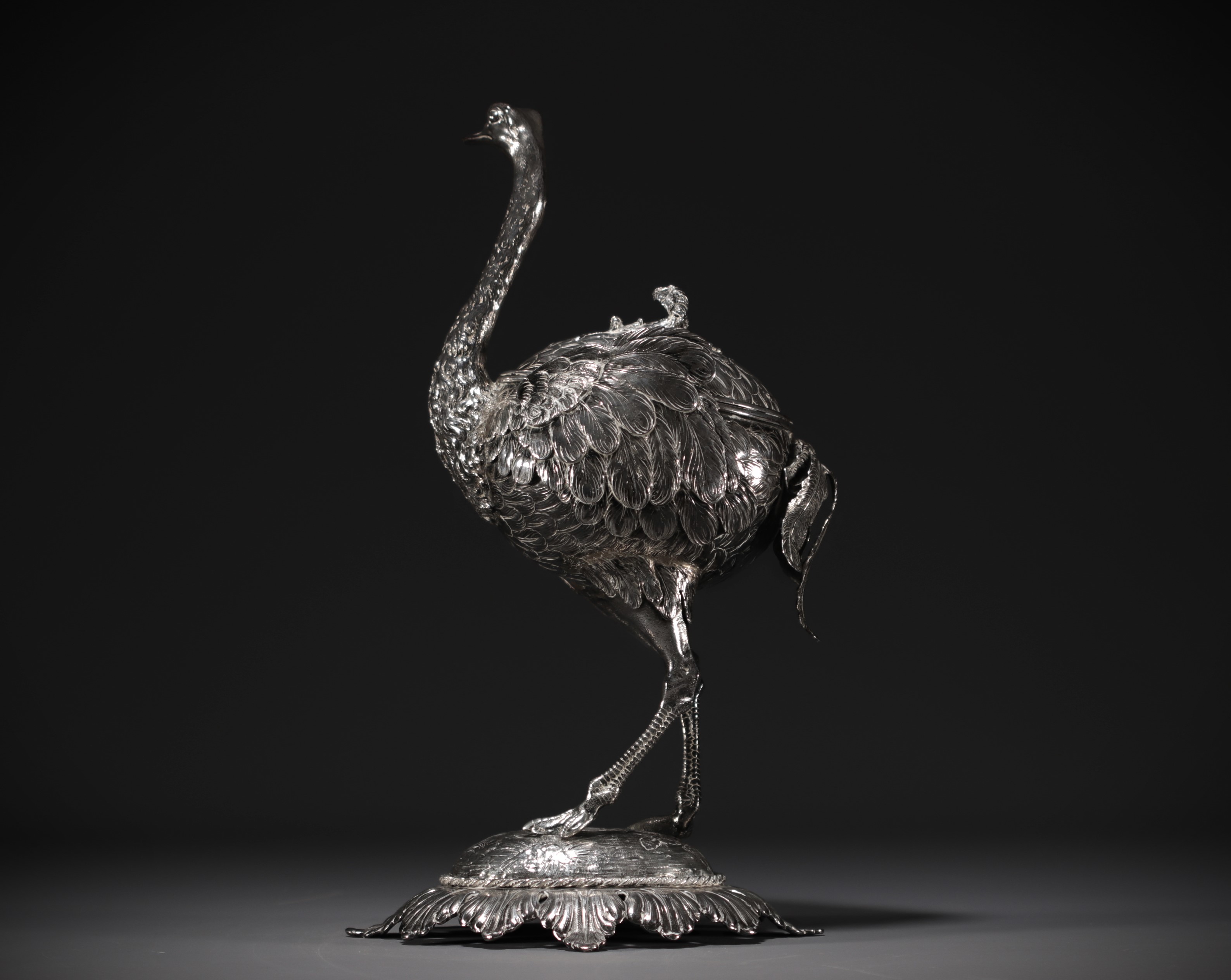 Ostrich in silver and vermeil, imposing covered bowl, table settings, late 19th century. - Image 3 of 7