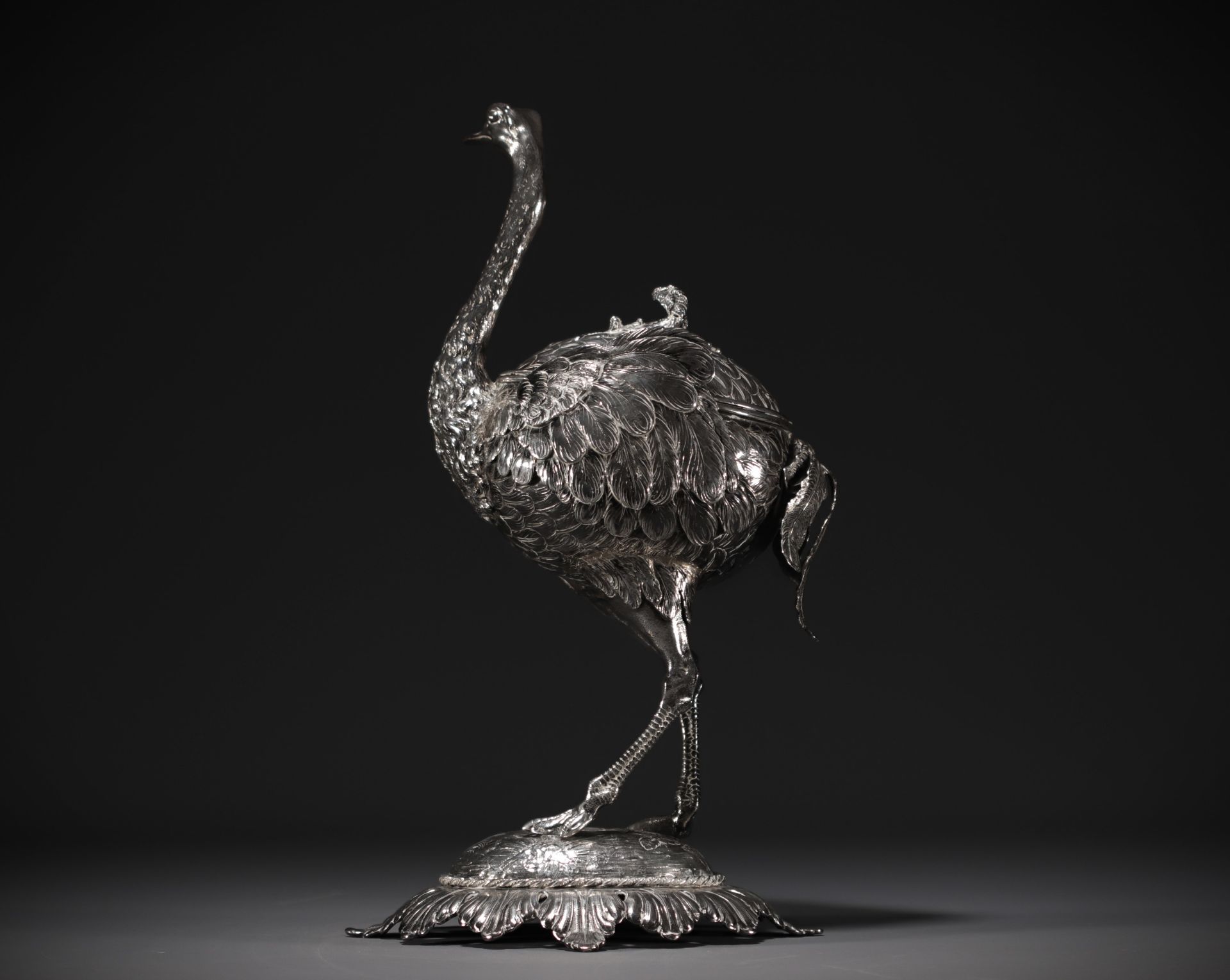 Ostrich in silver and vermeil, imposing covered bowl, table settings, late 19th century. - Image 3 of 7