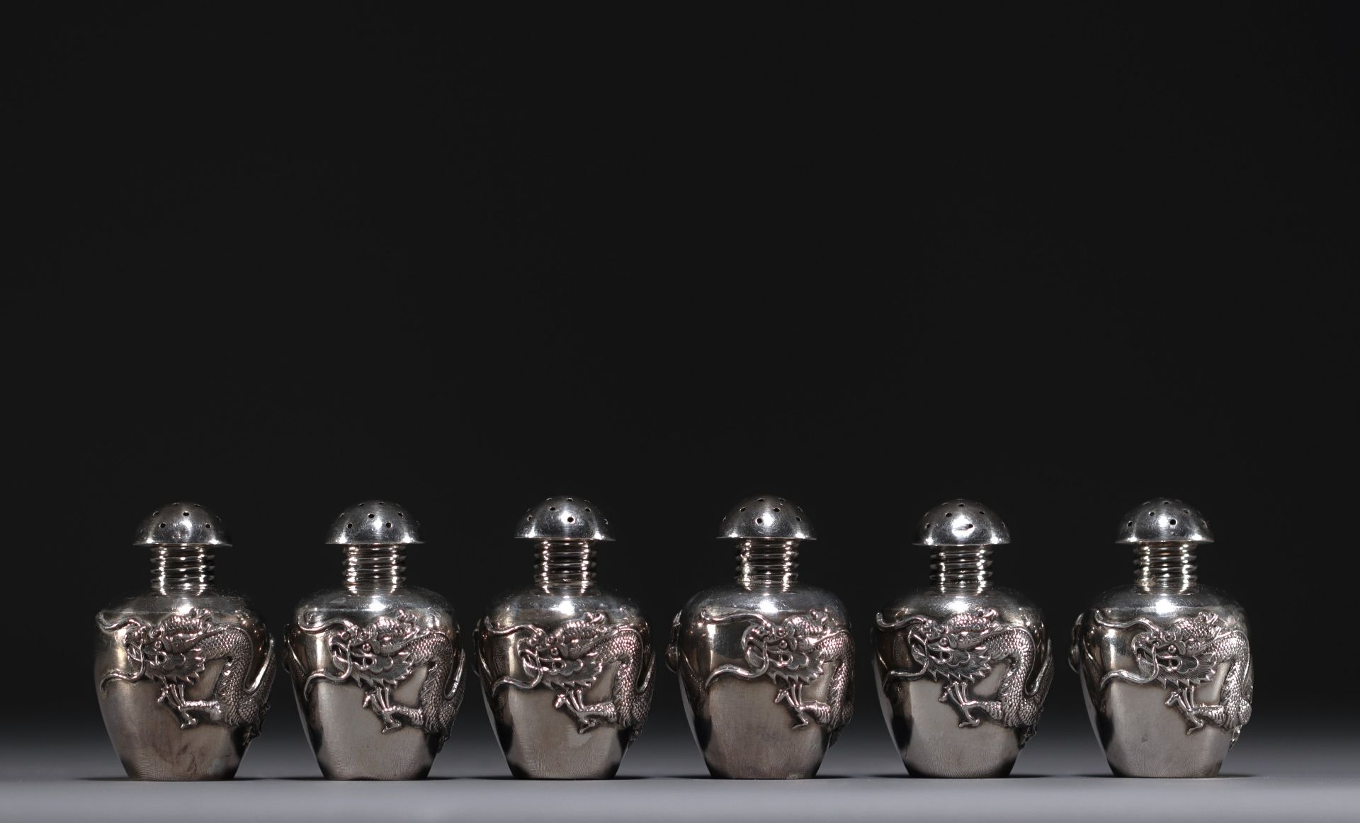 China - Set of twelve solid silver salt cellars with dragon decoration, early 20th century. - Image 7 of 13