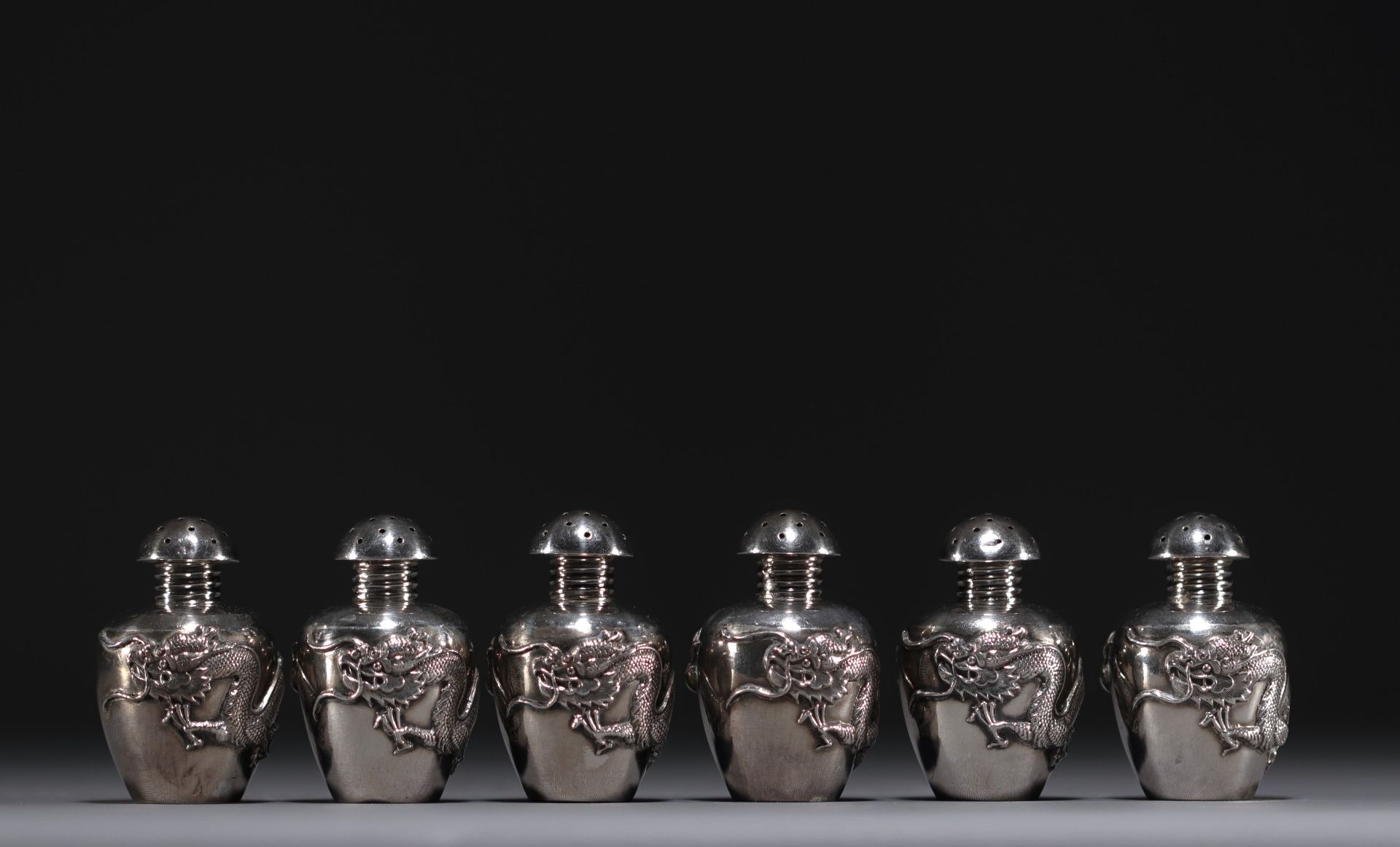 China - Set of twelve solid silver salt cellars with dragon decoration, early 20th century. - Bild 7 aus 13