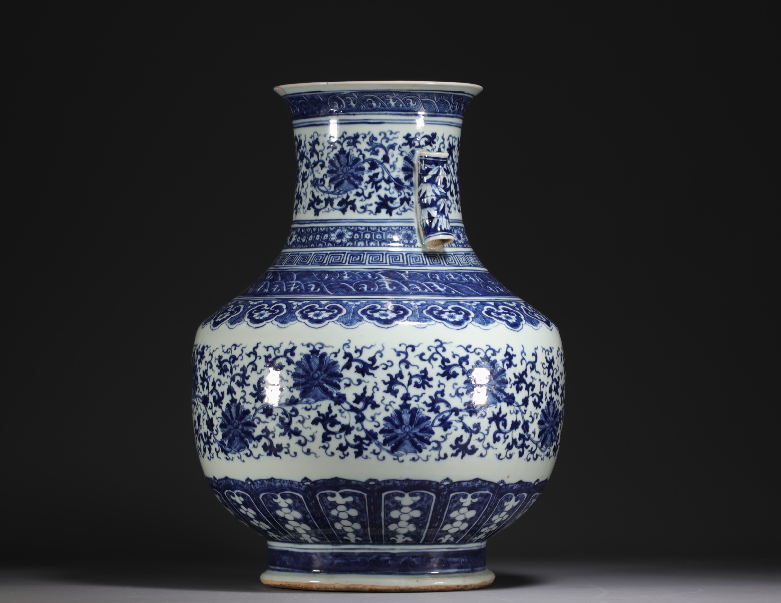 China - Large Hu-shaped vase in blue-white porcelain with floral decoration and bamboo handles, 19th - Image 4 of 9