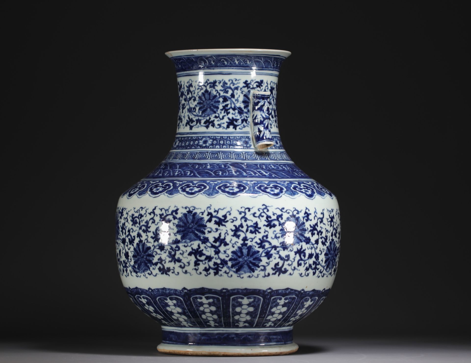 China - Large Hu-shaped vase in blue-white porcelain with floral decoration and bamboo handles, 19th - Bild 4 aus 9