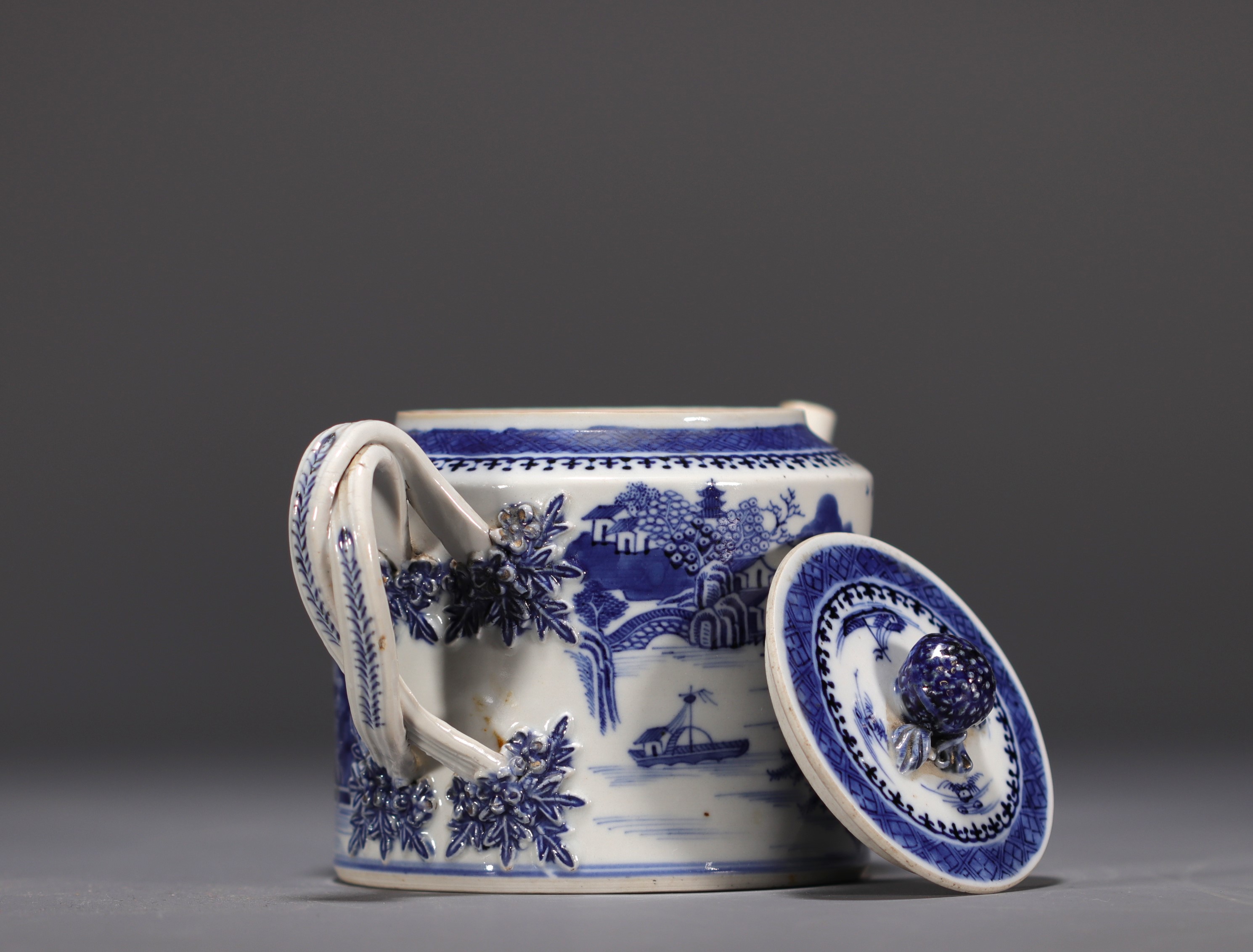 China - A white and blue porcelain teapot decorated with landscapes and a junk, 18th century. - Image 4 of 8