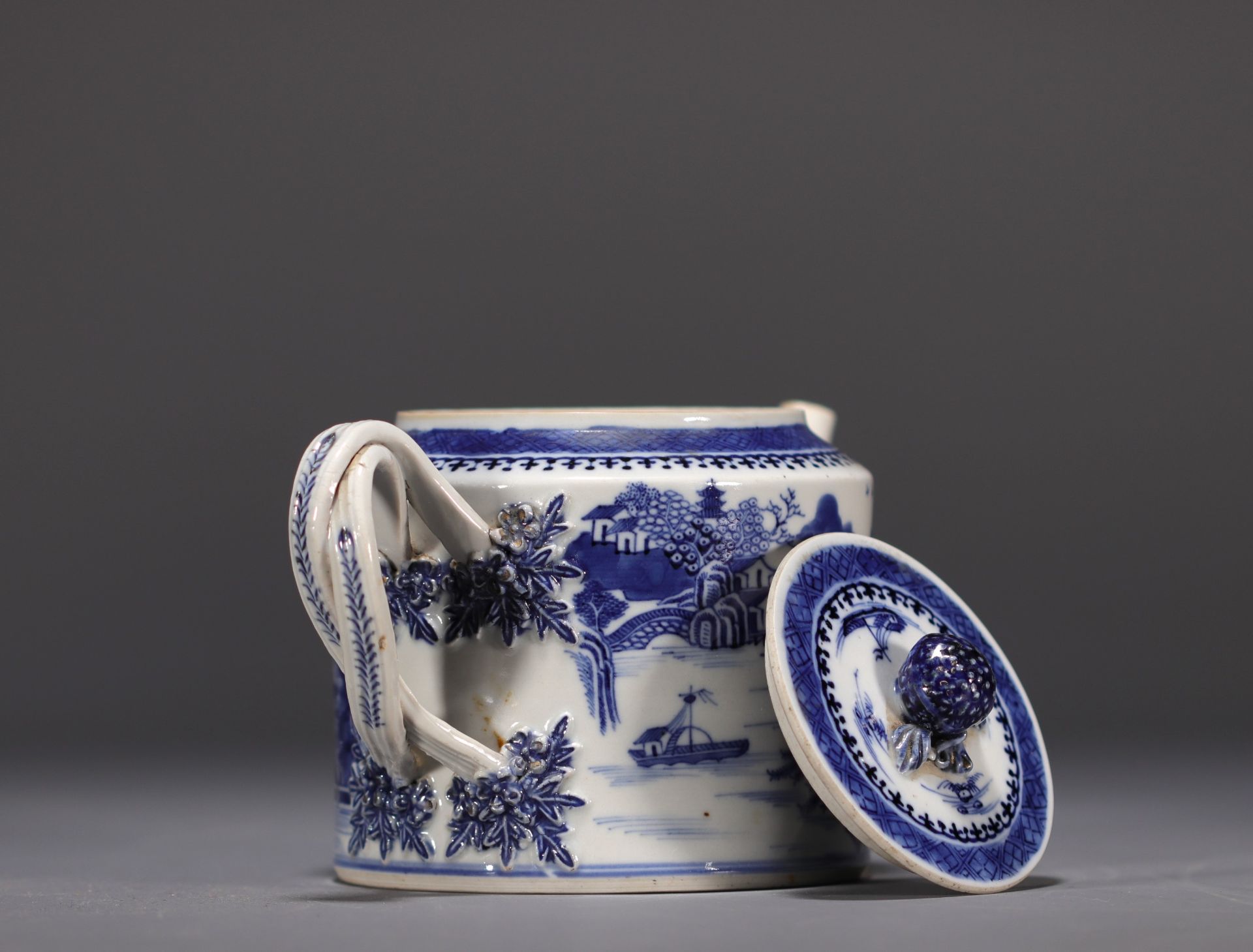 China - A white and blue porcelain teapot decorated with landscapes and a junk, 18th century. - Bild 4 aus 8