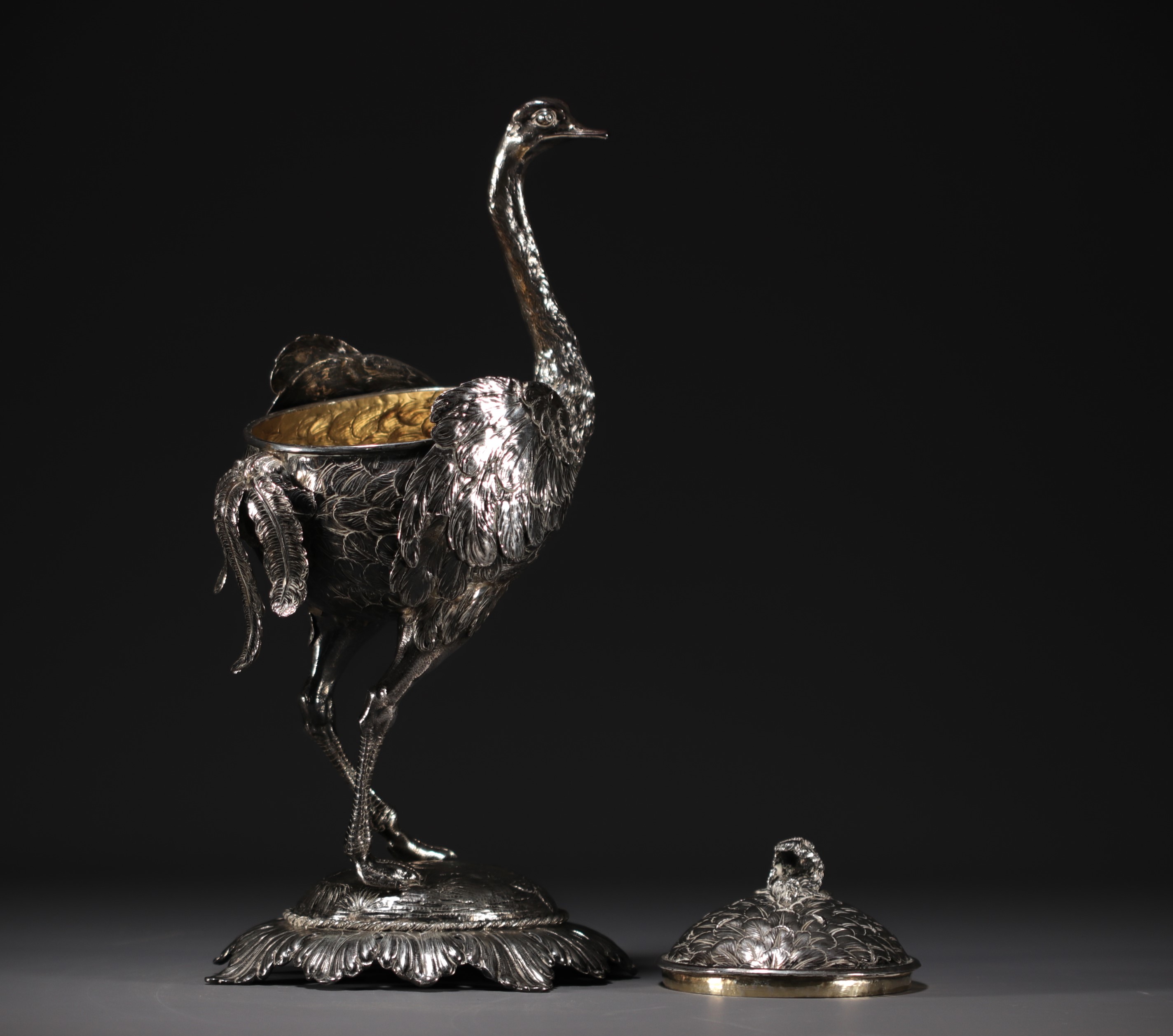 Ostrich in silver and vermeil, imposing covered bowl, table settings, late 19th century. - Image 4 of 7
