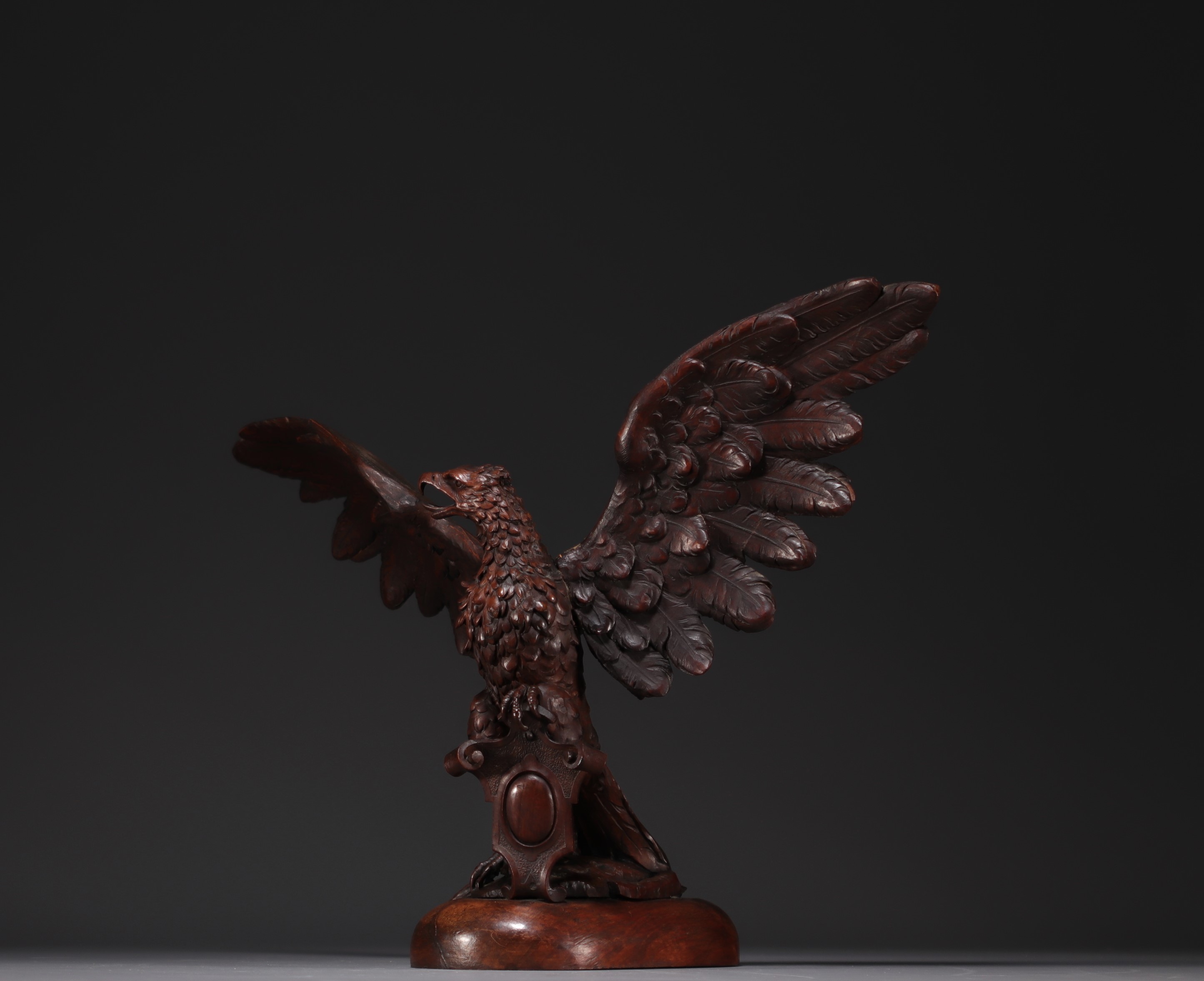 Royal eagle in carved walnut from the Black Forest, 19th century. - Image 2 of 3