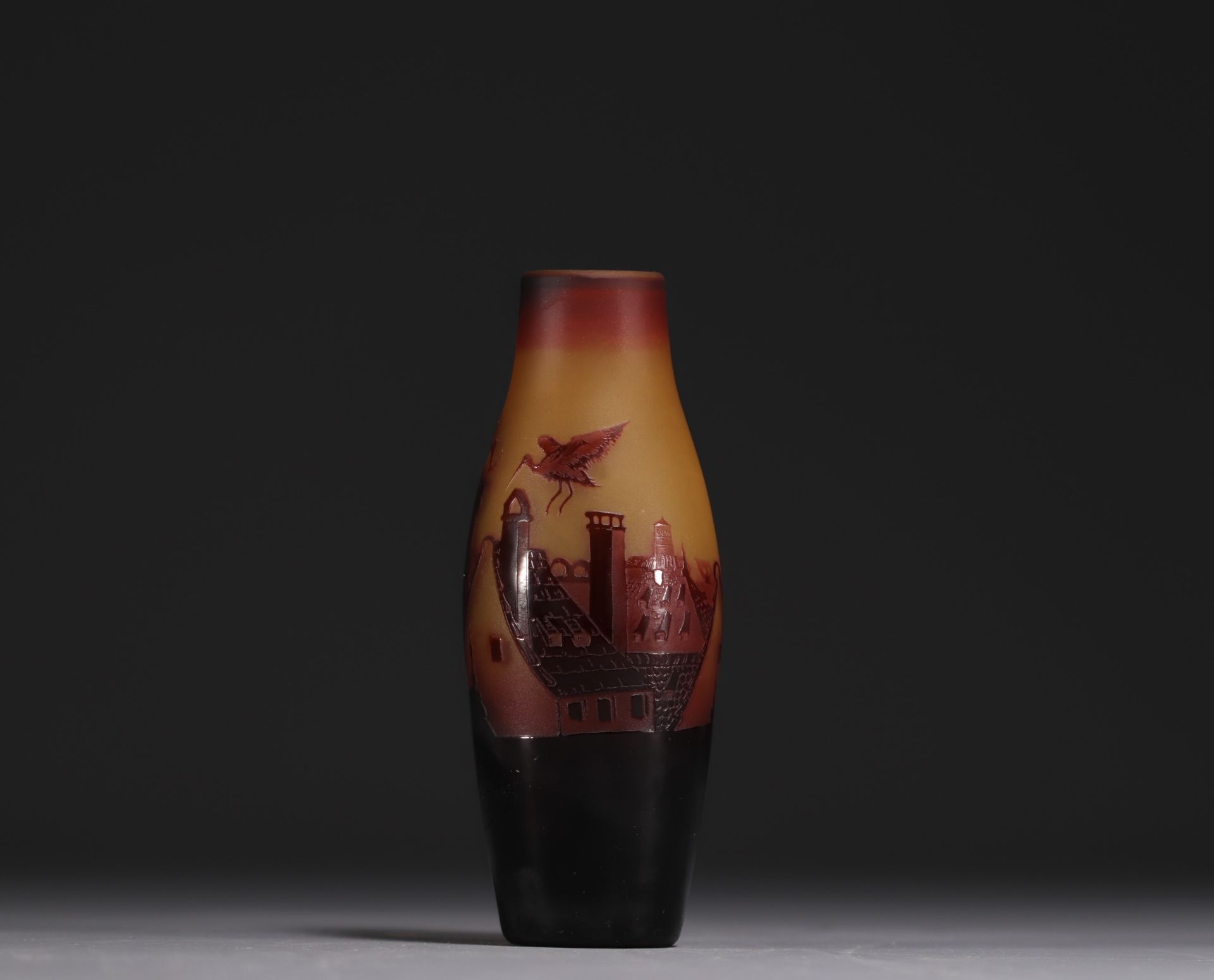 D'ARGENTAL - A rare acid-etched multi-layered glass vase with Alsatian stork decoration, signed. - Bild 2 aus 5
