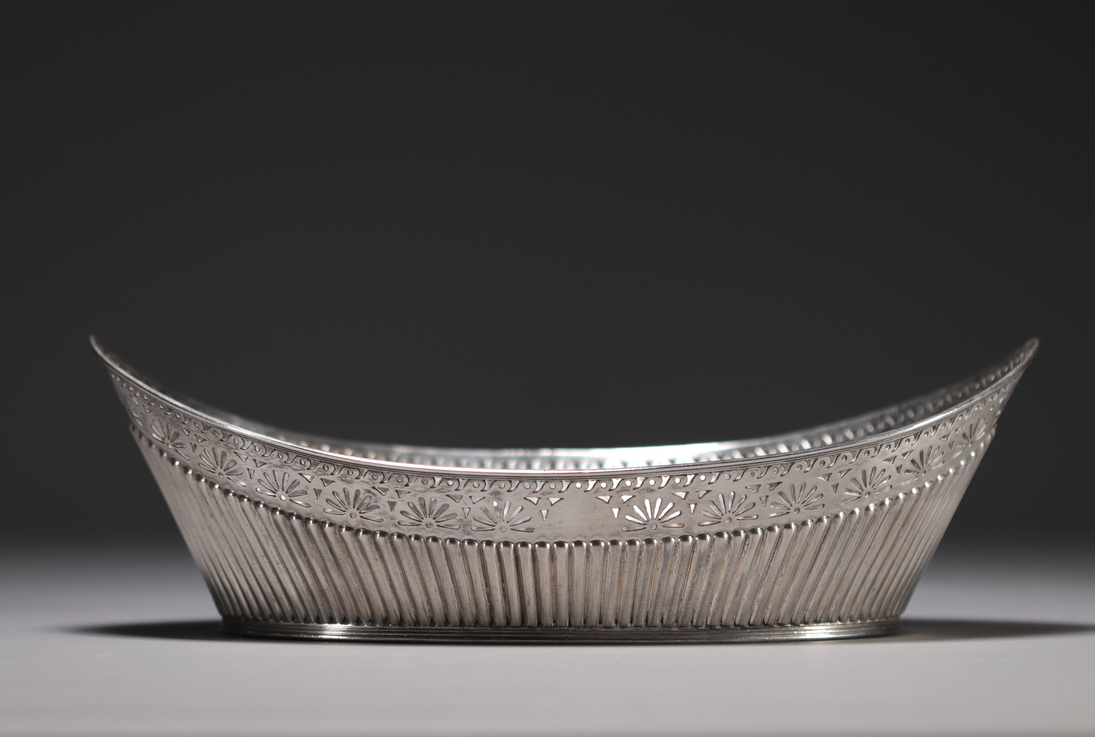 Bread basket in solid silver, hallmarked JD&S. - Image 6 of 6