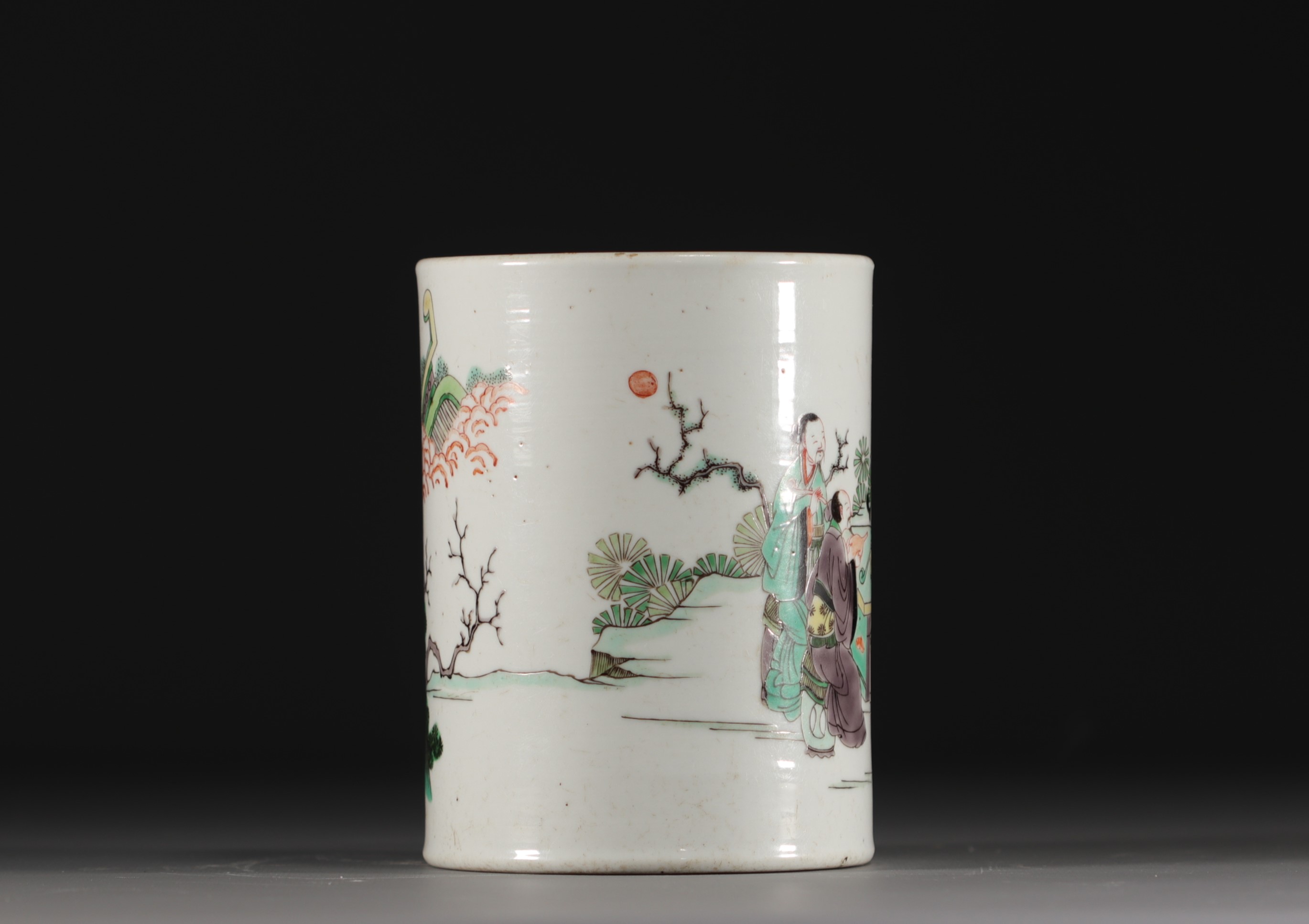 China - Green family porcelain brush pot decorated with figures and landscapes, Kangxi. - Image 4 of 7