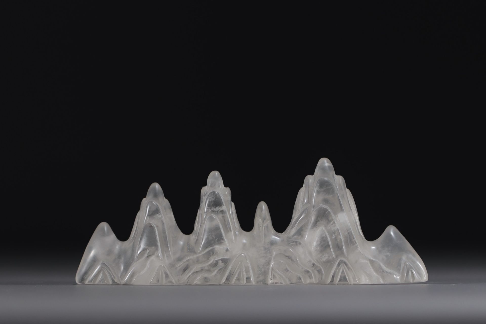 China - Carved rock crystal brush-holder, depicting mountains. - Bild 3 aus 3