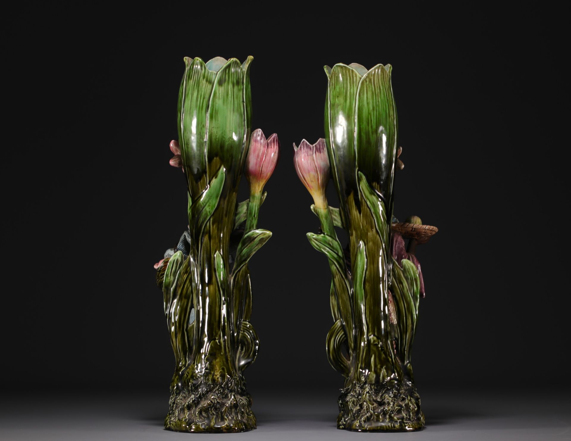 Onnaing earthenware - Pair of flower-shaped slip vases with Orientalist decoration, circa 1900. - Image 3 of 4