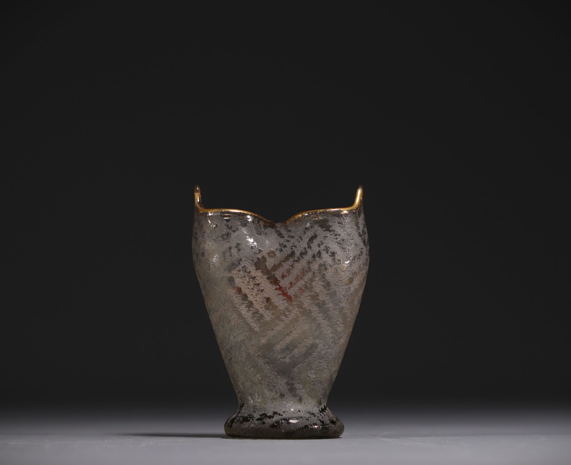 DAUM Nancy - Rare acid-etched and enamelled glass vase with lion and fleur-de-lys design, signed und - Bild 4 aus 5