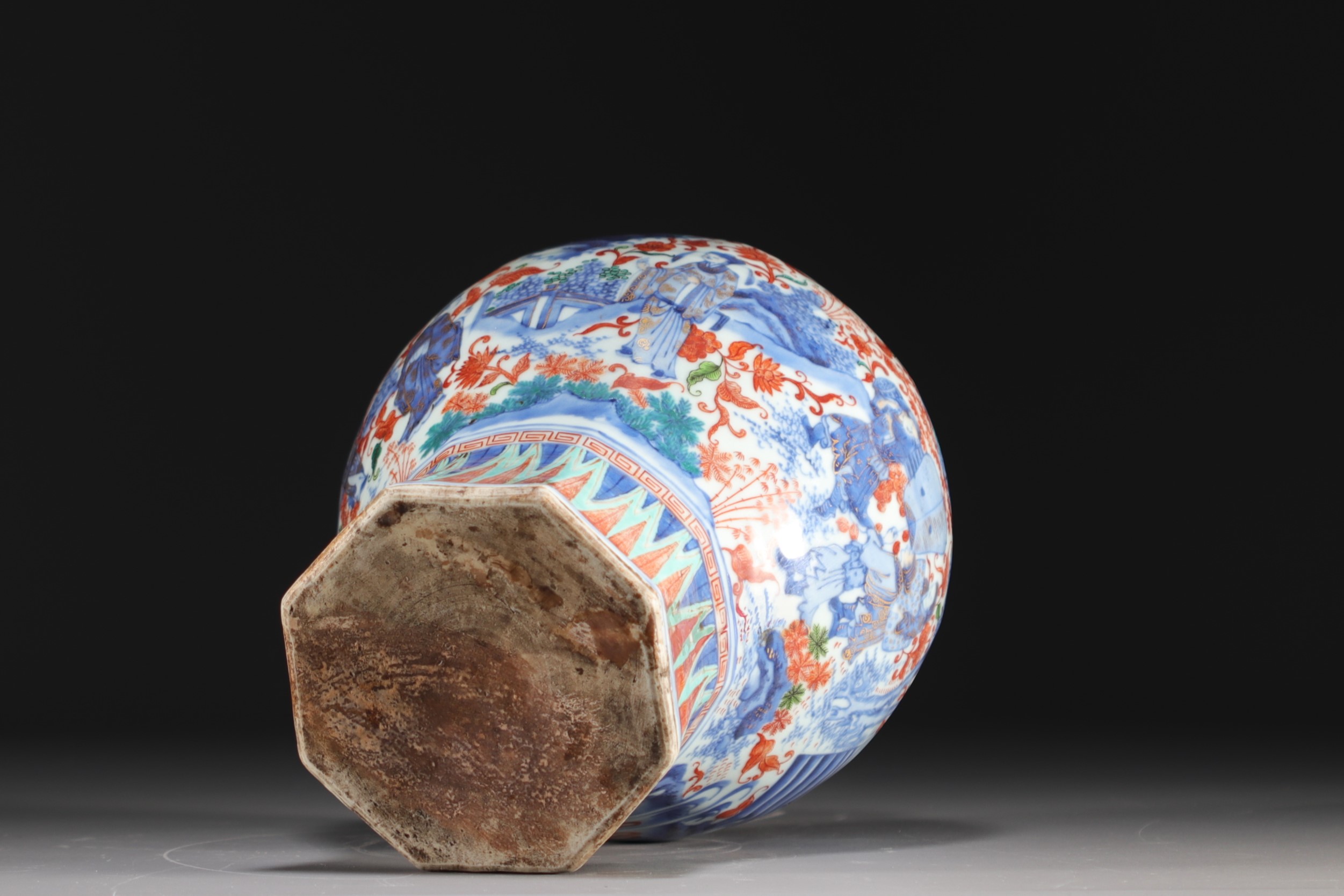 China - Polychrome porcelain vase decorated with figures and landscape, transition period. - Image 3 of 7