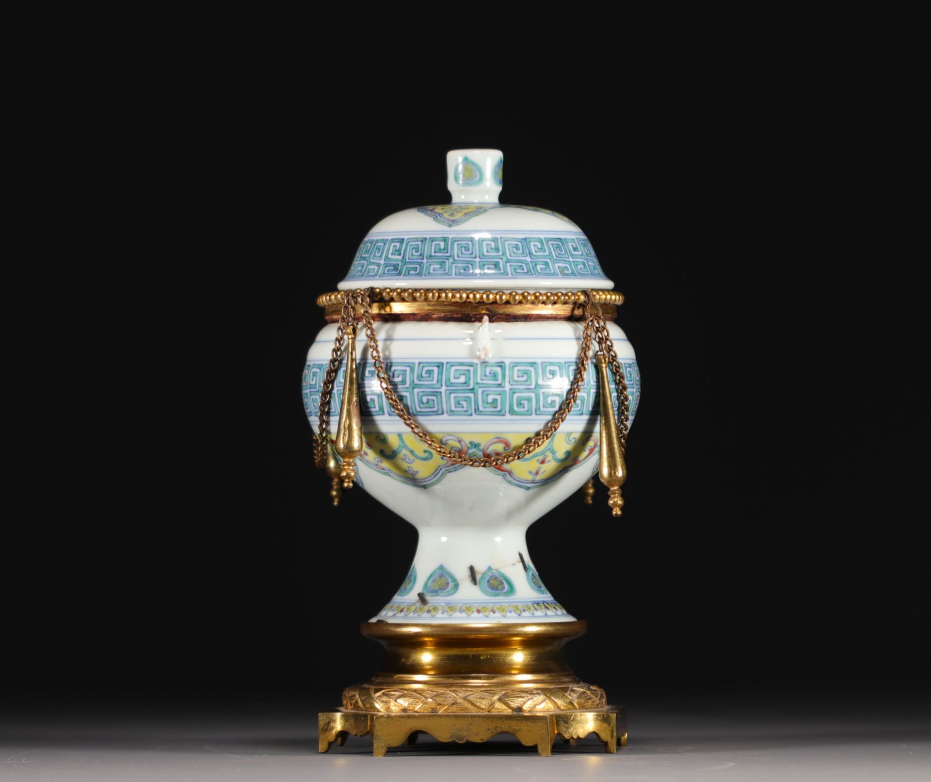 China - Ducai porcelain "Dou" covered vase, bronze mounting, Qianlong mark. - Bild 2 aus 9