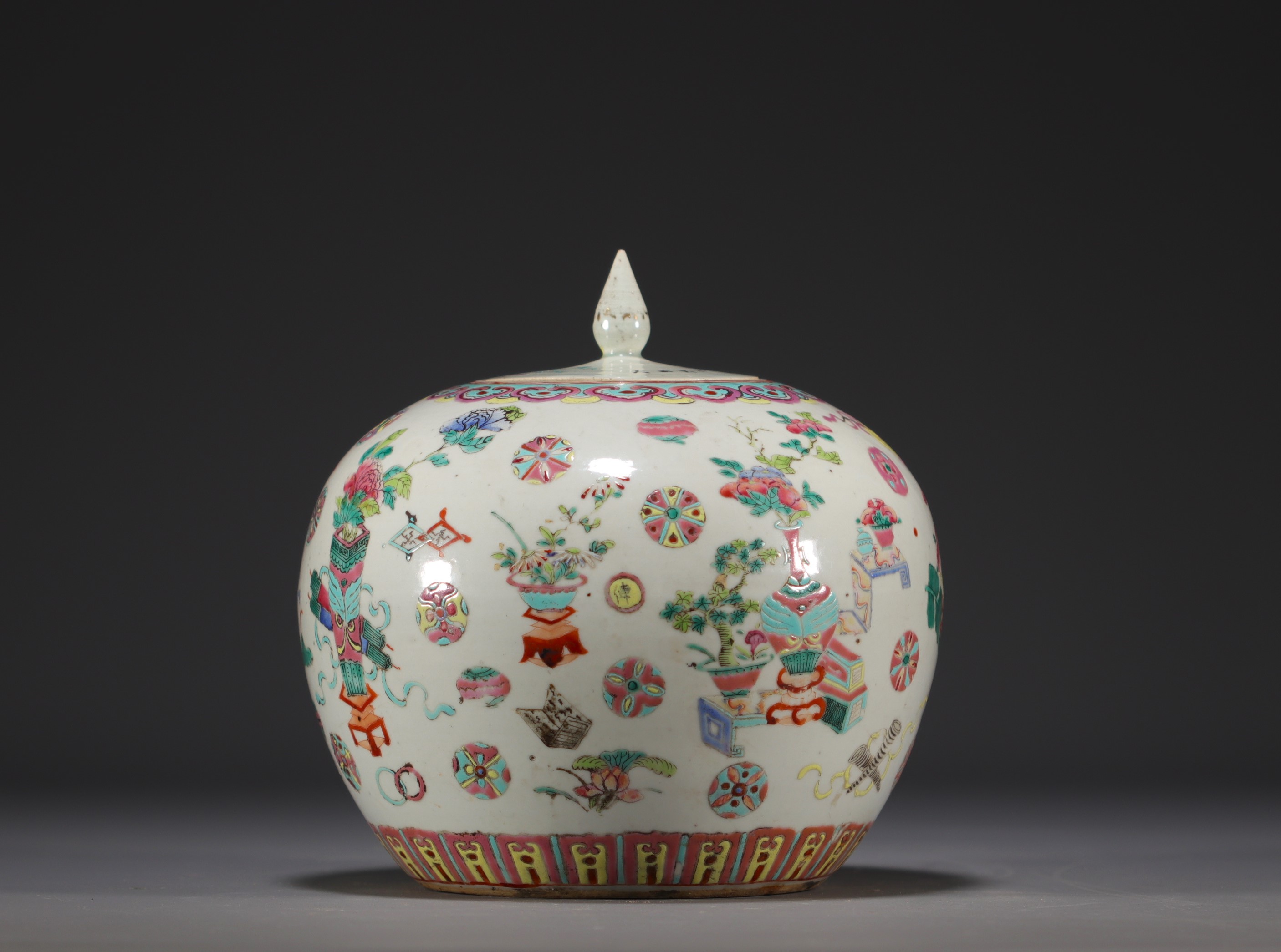 China - A famille rose porcelain ginger pot, 19th century. - Image 3 of 4