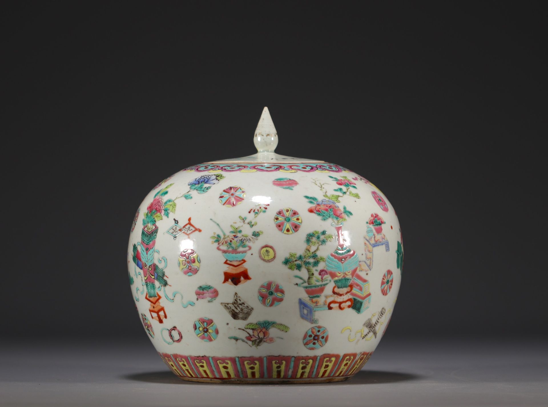 China - A famille rose porcelain ginger pot, 19th century. - Bild 3 aus 4