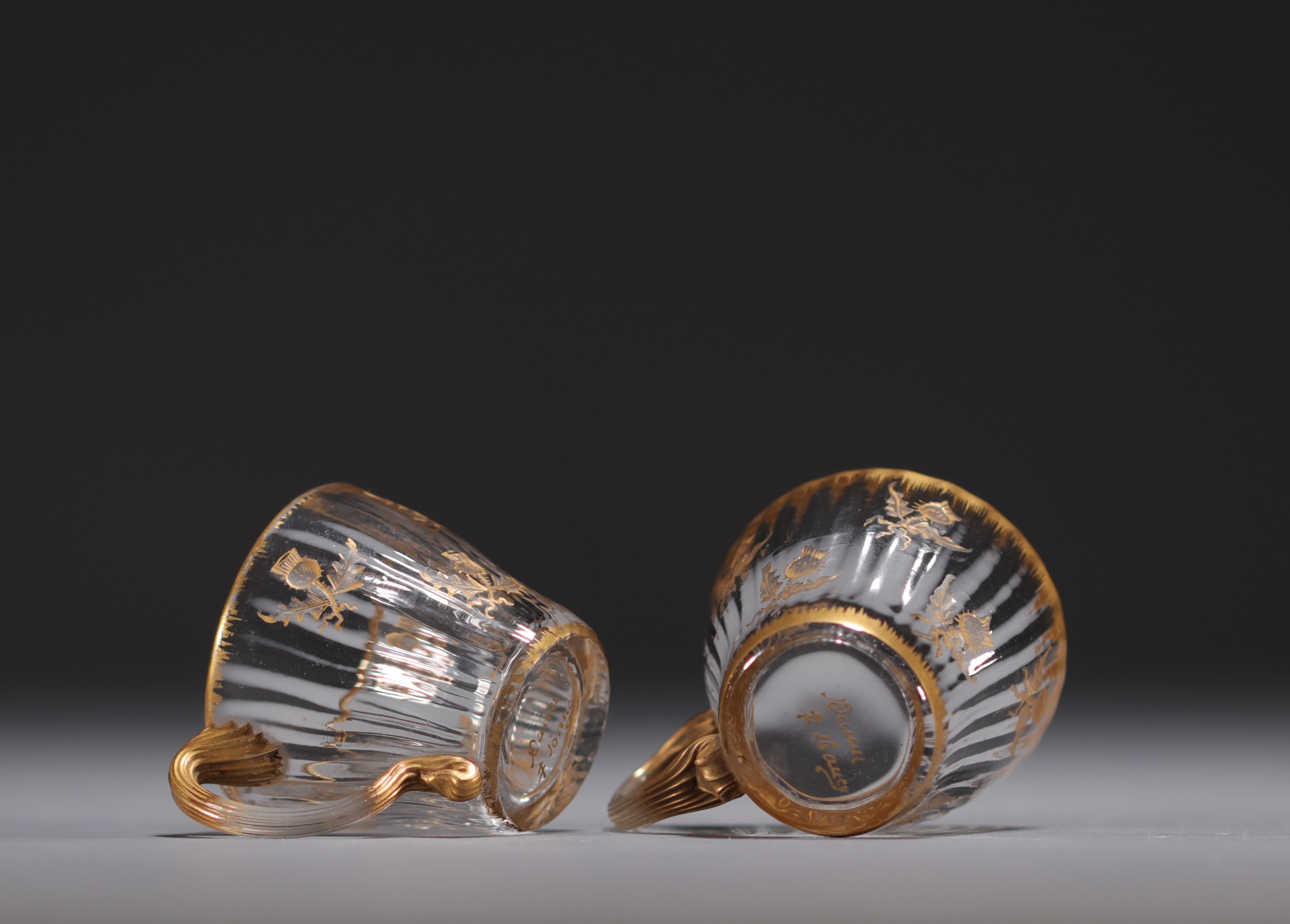 DAUM Nancy - Pair of small glass cups with engraved thistle design enhanced with gold, signed. - Image 2 of 3