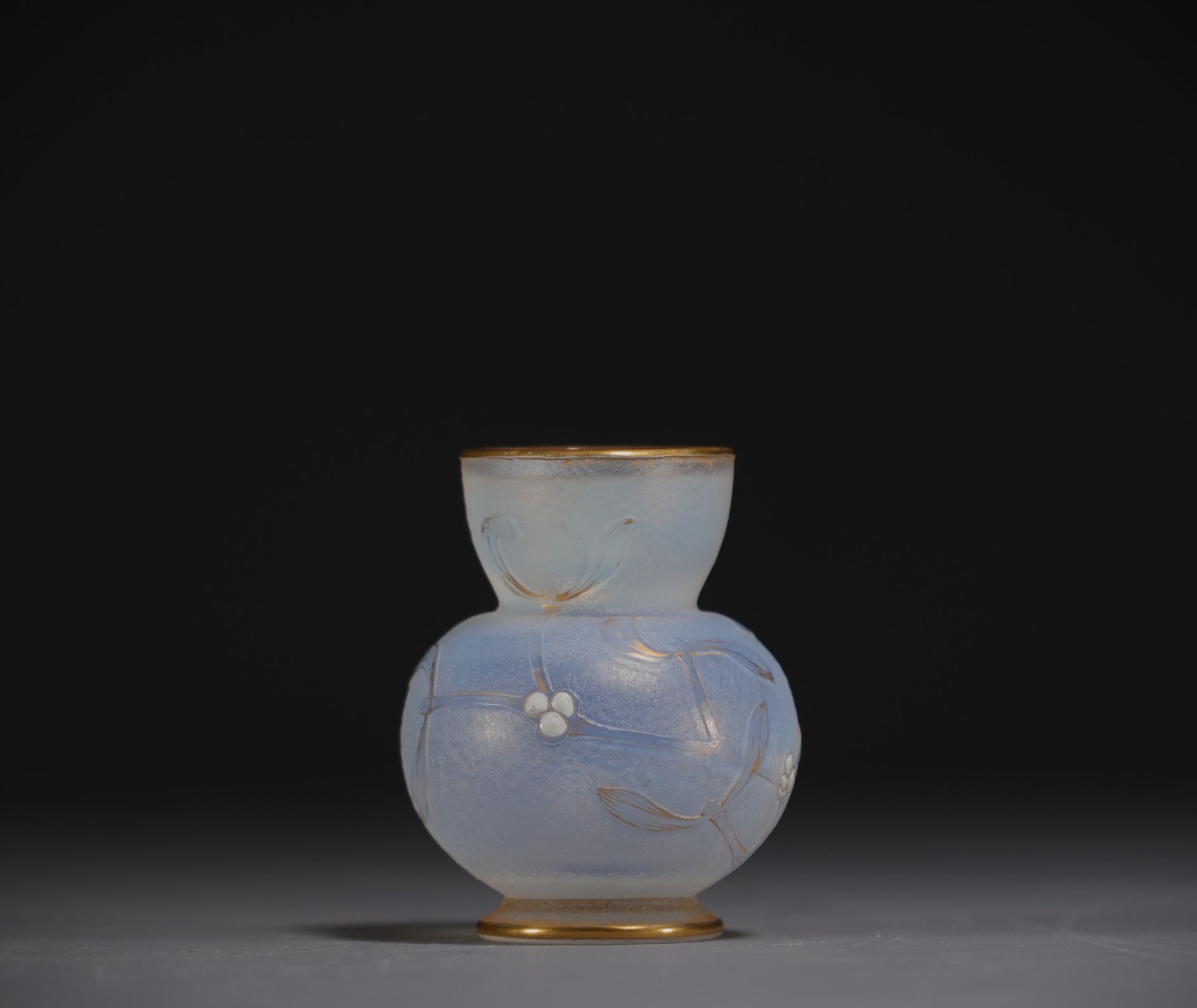 DAUM Nancy - Small acid-etched and enamelled glass vase with mistletoe design, signed under the piec - Image 5 of 5