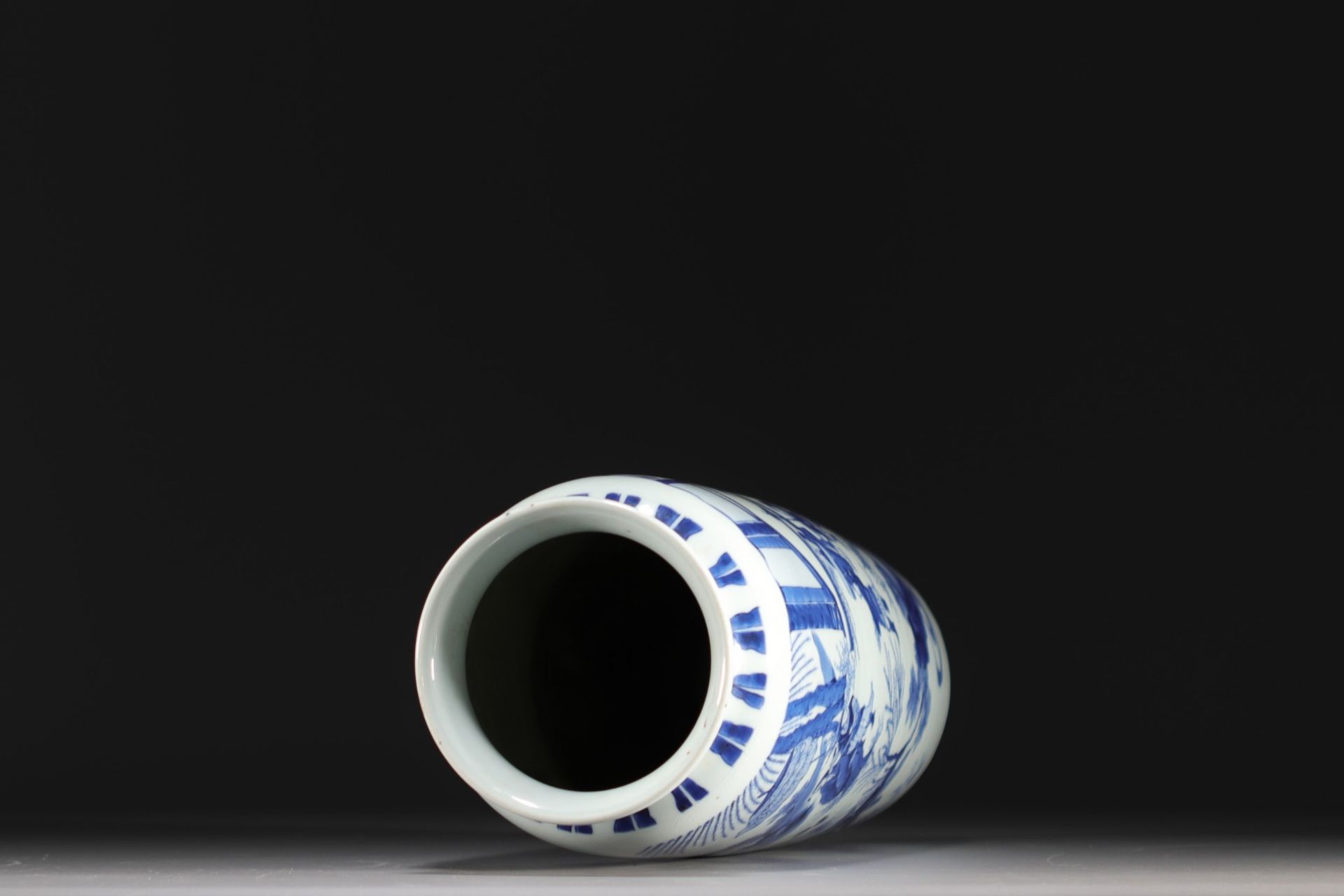 China - Large blue-white porcelain vase with figures, Transition period. - Image 6 of 9