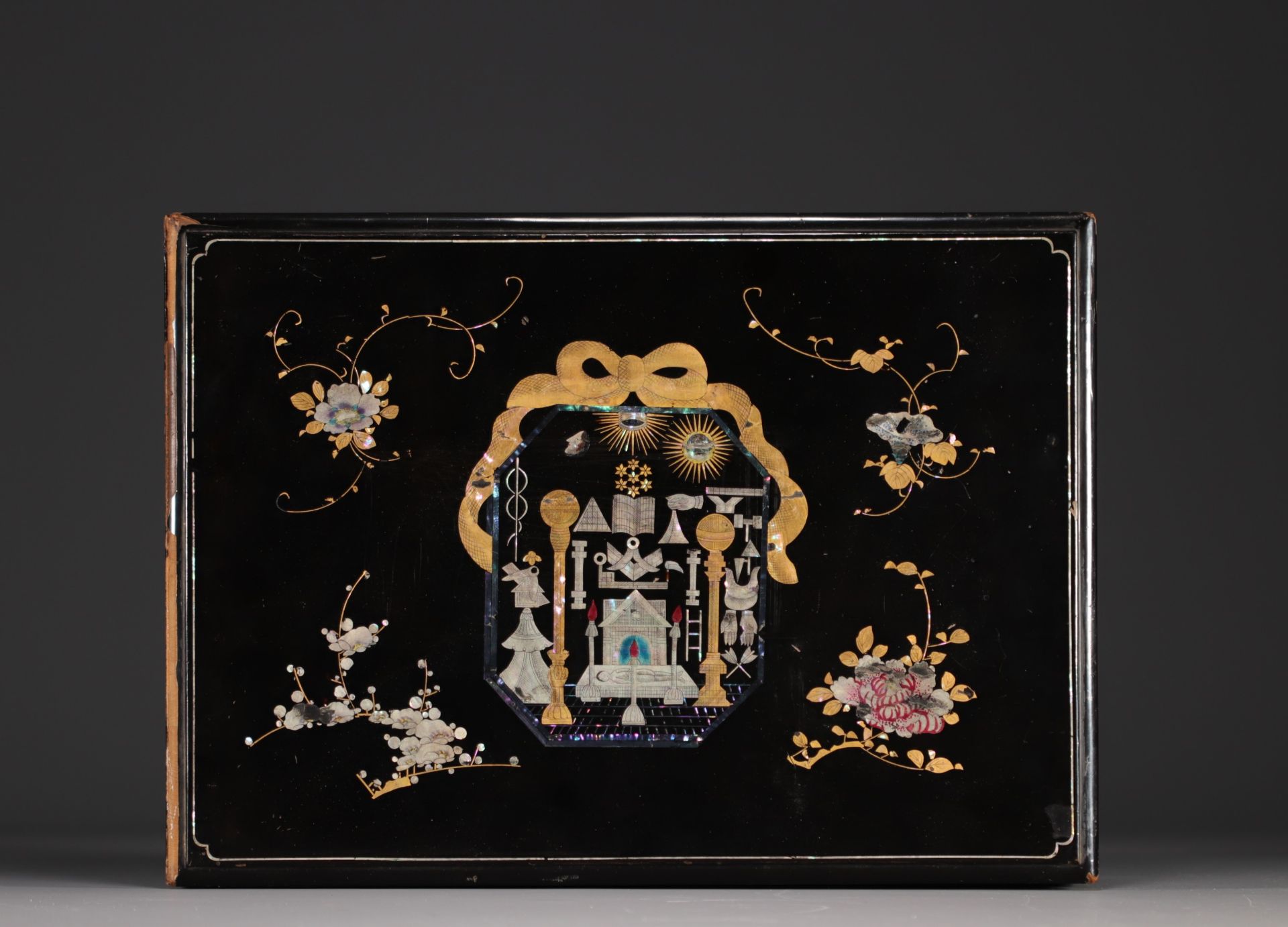 Japan - Nagasaki lacquer and marquetry Masonic chest, Edo, 19th century.