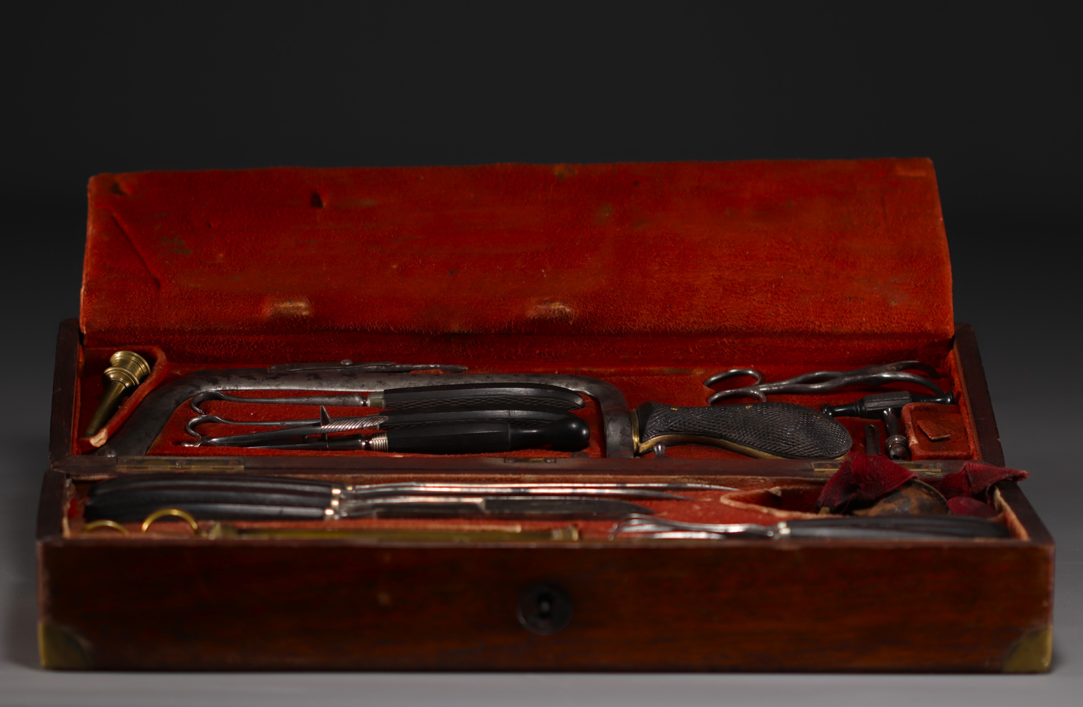 Surgeon's case in mahogan containing the surgeon's identification plate, late 19th century. - Image 2 of 4