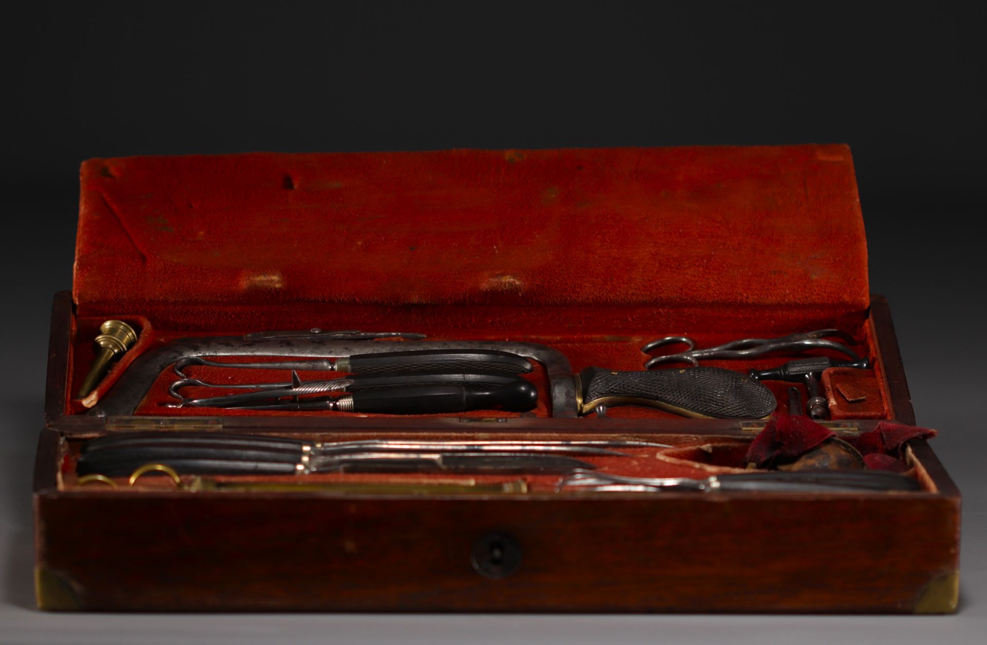 Surgeon's case in mahogan containing the surgeon's identification plate, late 19th century. - Bild 2 aus 4