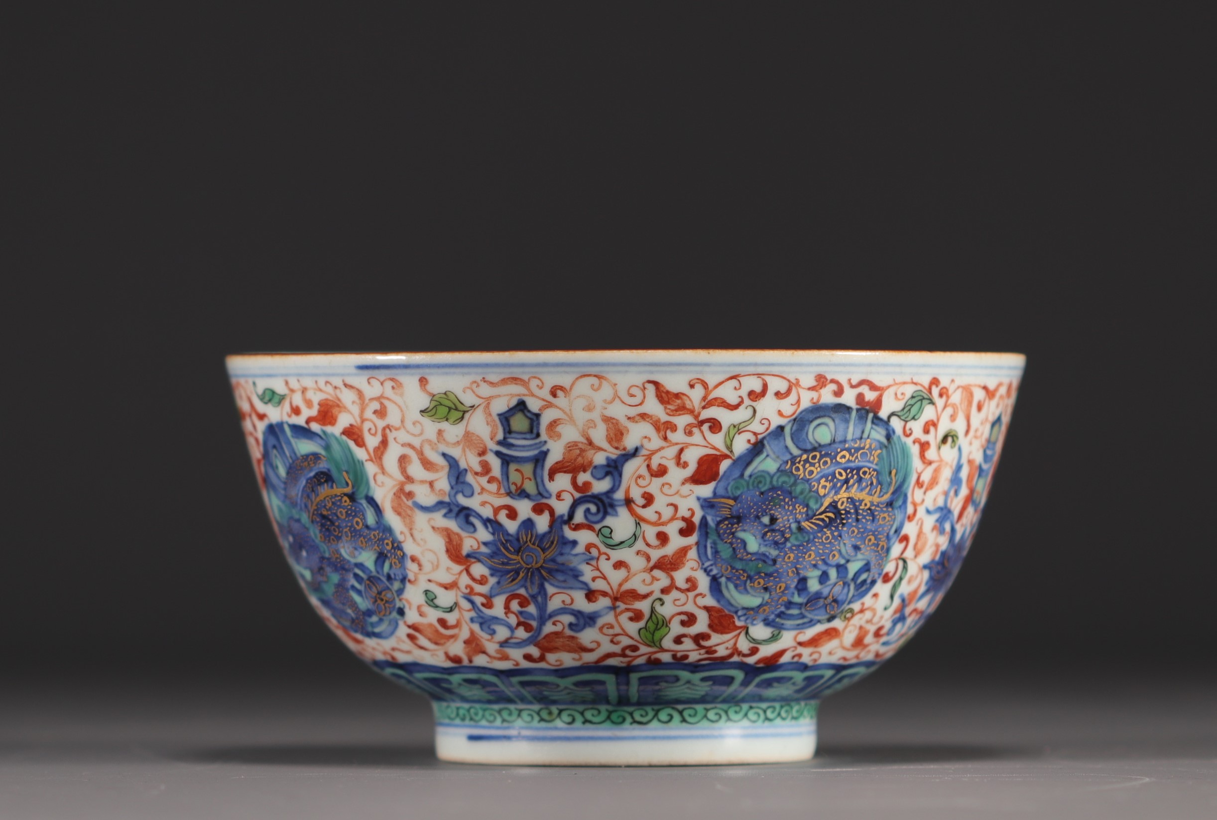 China - Large porcelain bowl decorated with lions in cartouche and flowers, Ming mark. - Image 5 of 8