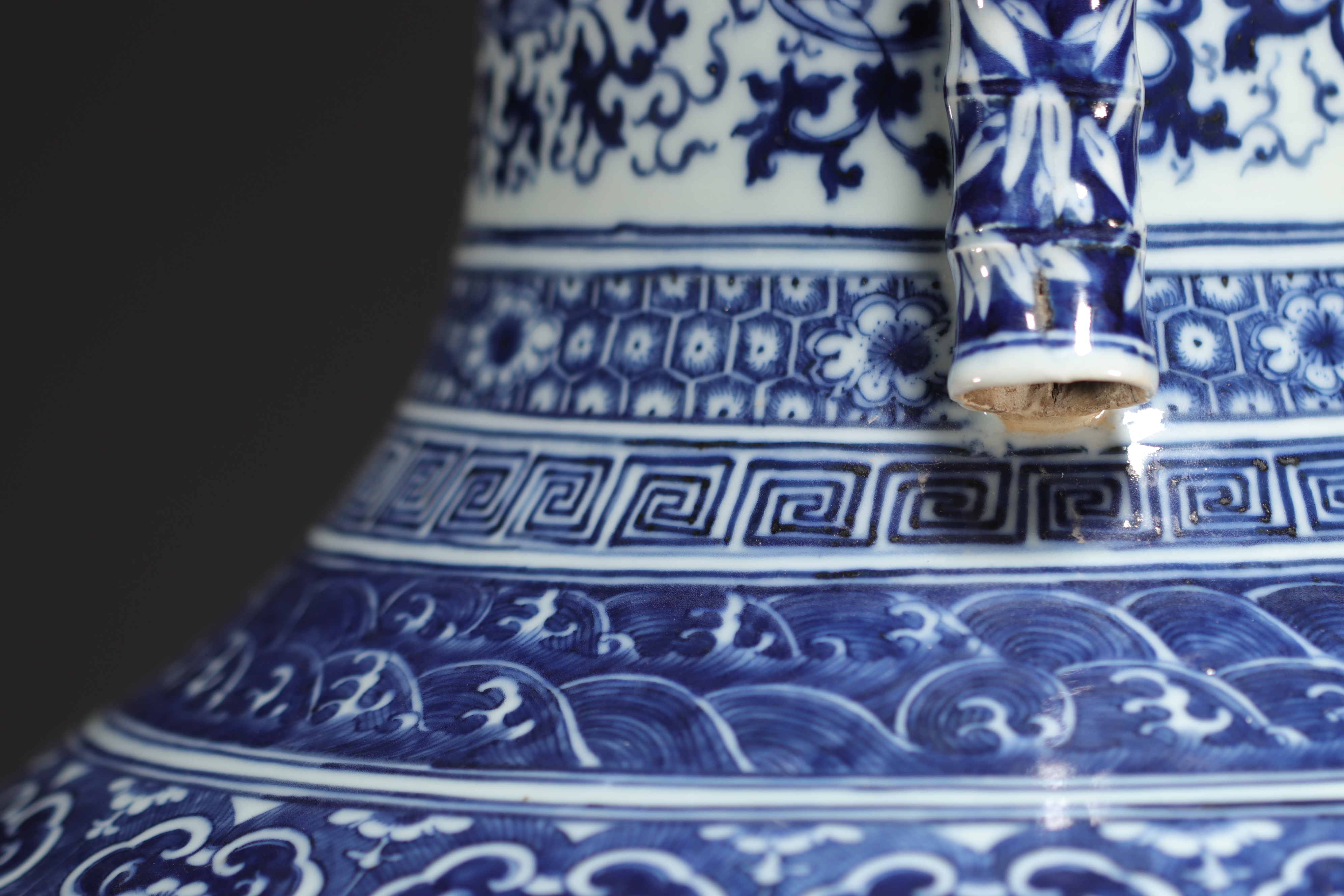 China - Large Hu-shaped vase in blue-white porcelain with floral decoration and bamboo handles, 19th - Image 8 of 9