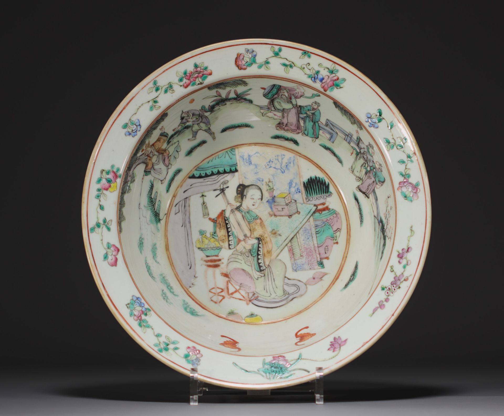 China - Pair of Famille Rose porcelain dishes decorated with figures, flowers and bats. - Bild 2 aus 5