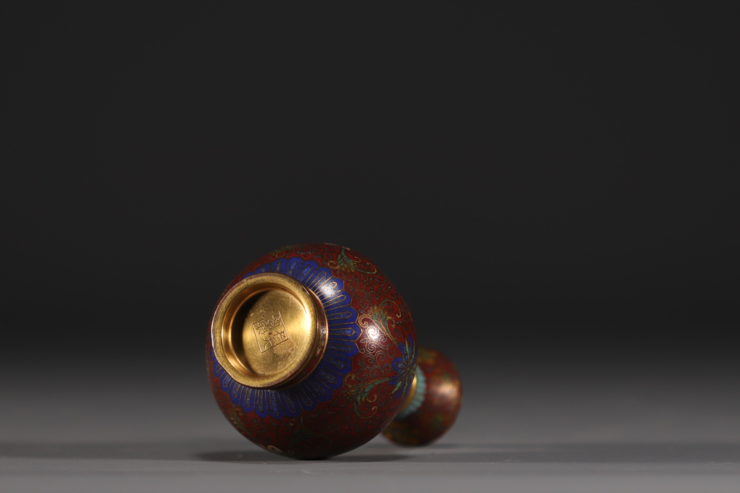 China - Small cloisonne enamel vase, signature under the piece. - Image 4 of 4
