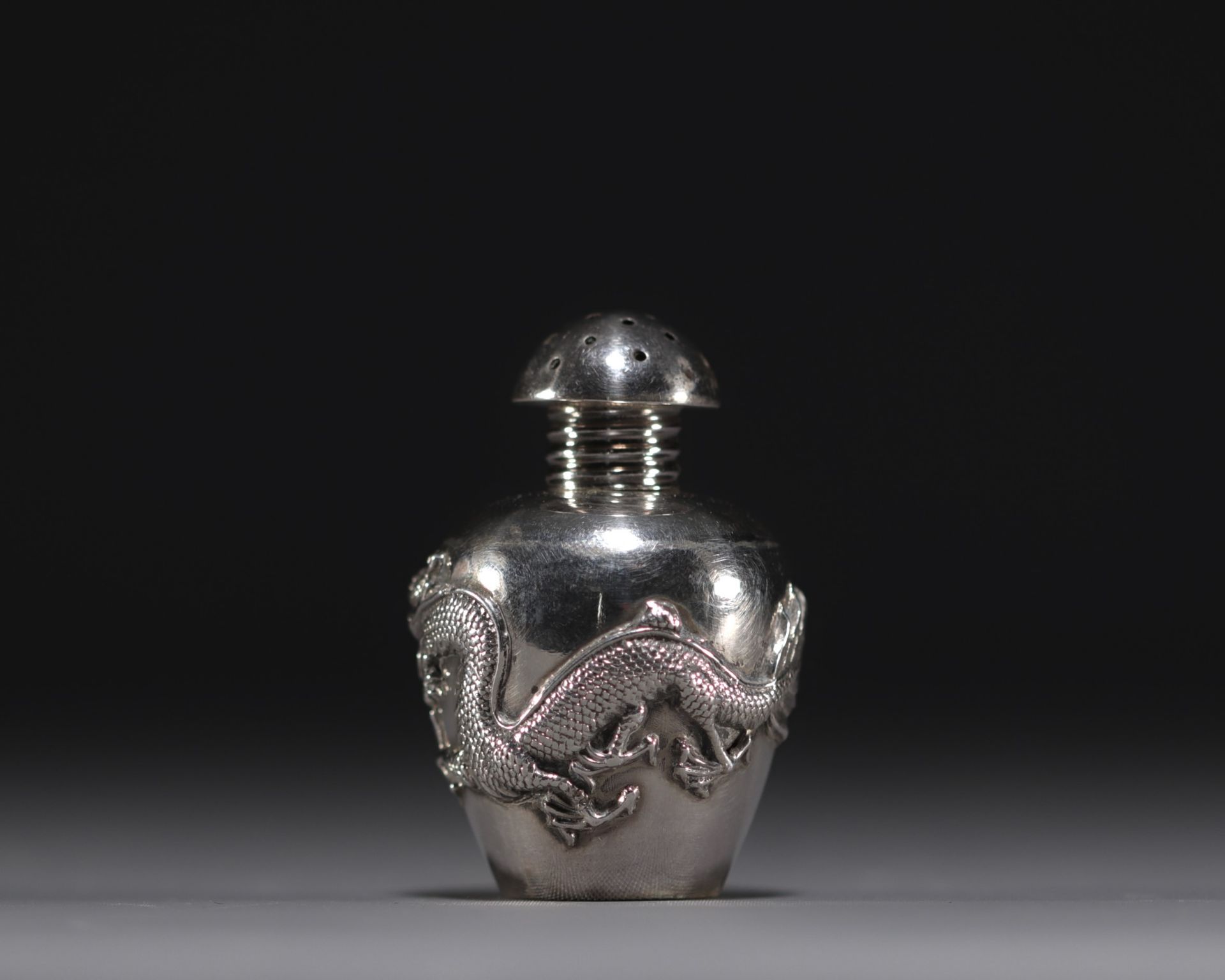 China - Set of twelve solid silver salt cellars with dragon decoration, early 20th century. - Image 10 of 13