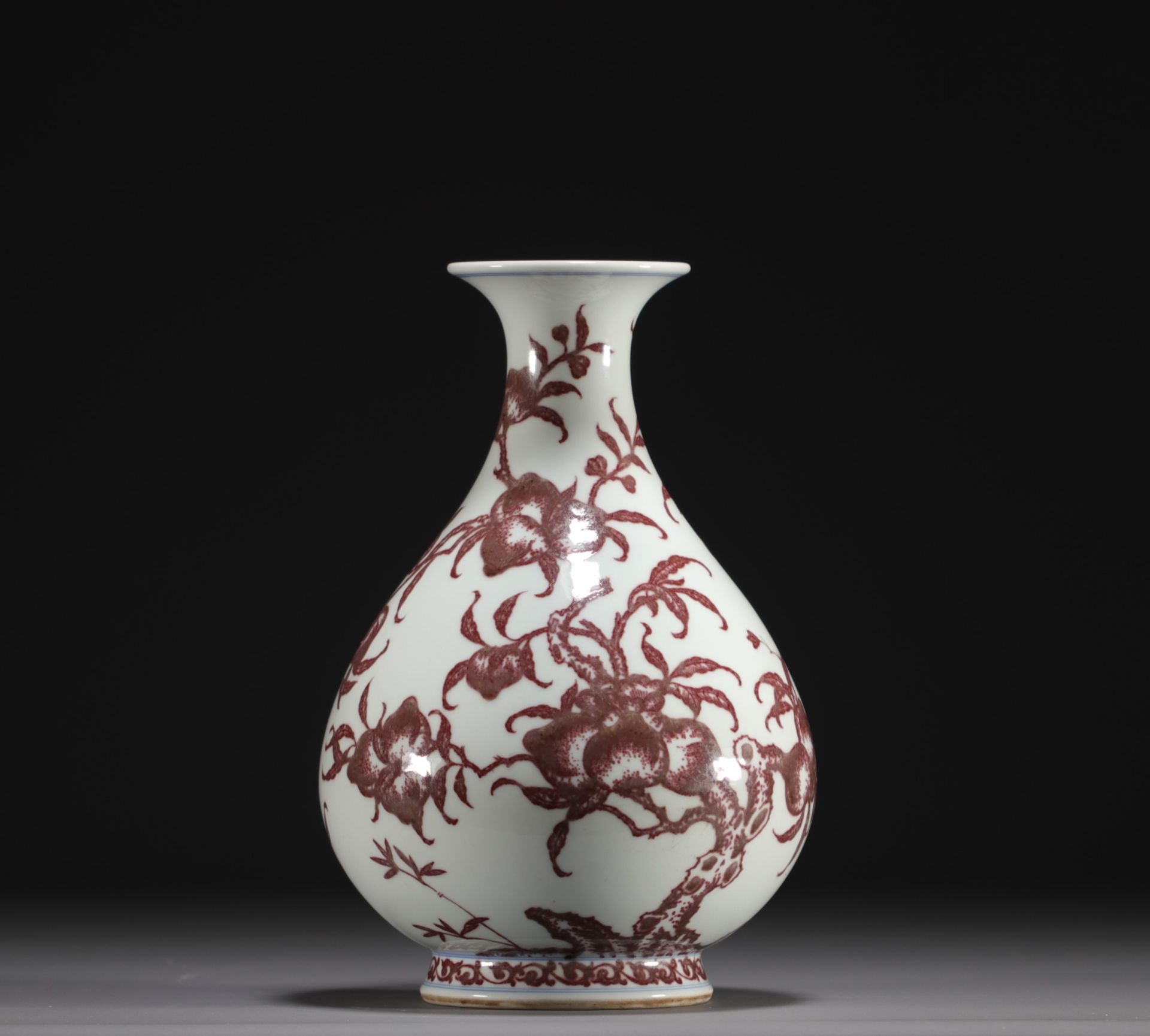 China - Porcelain vase decorated with iron-red peaches, Qing period. - Bild 3 aus 5
