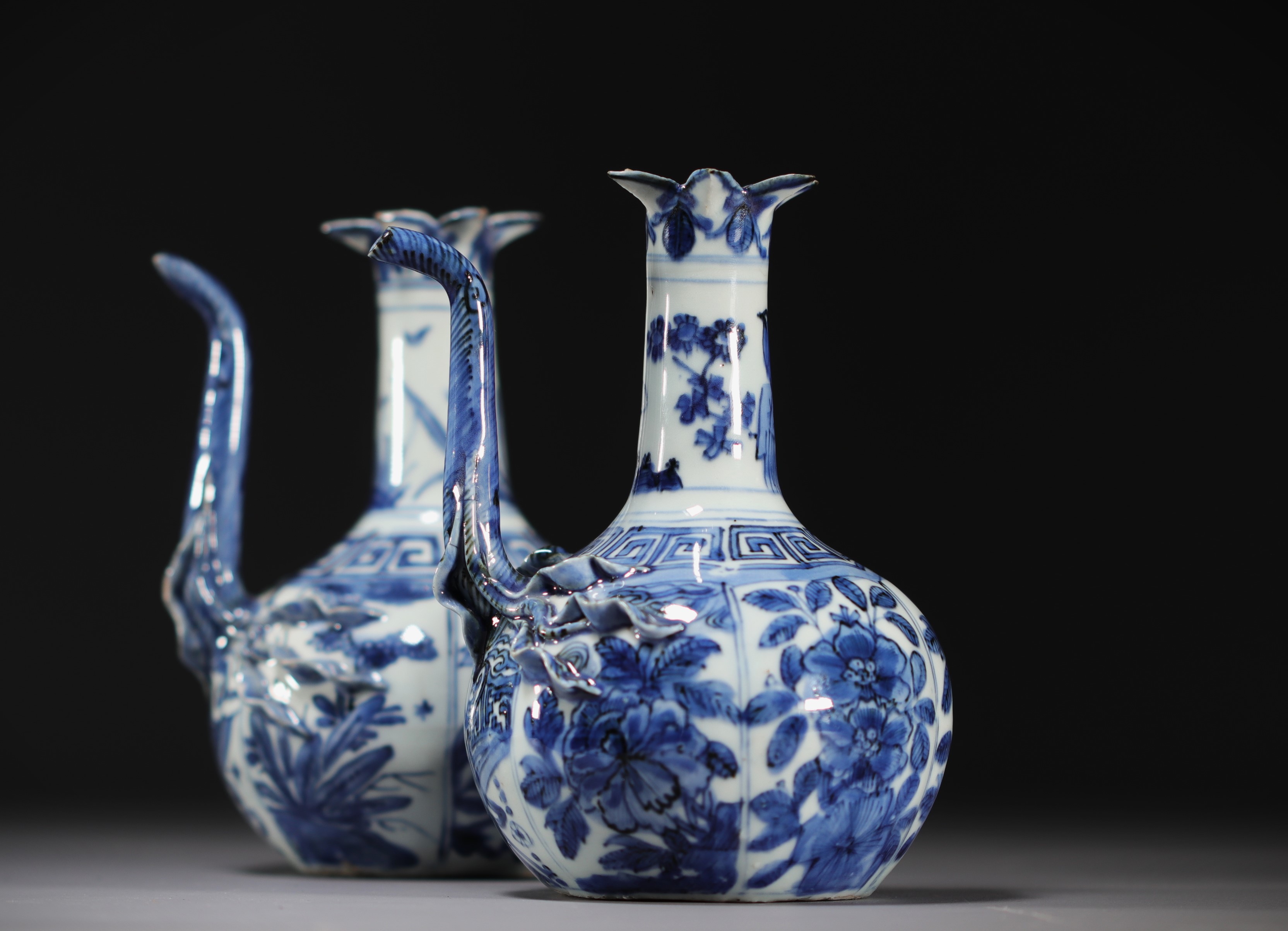 China - Pair of blue-white porcelain jugs with floral decoration, Wanli, Ming dynasty. - Image 7 of 7