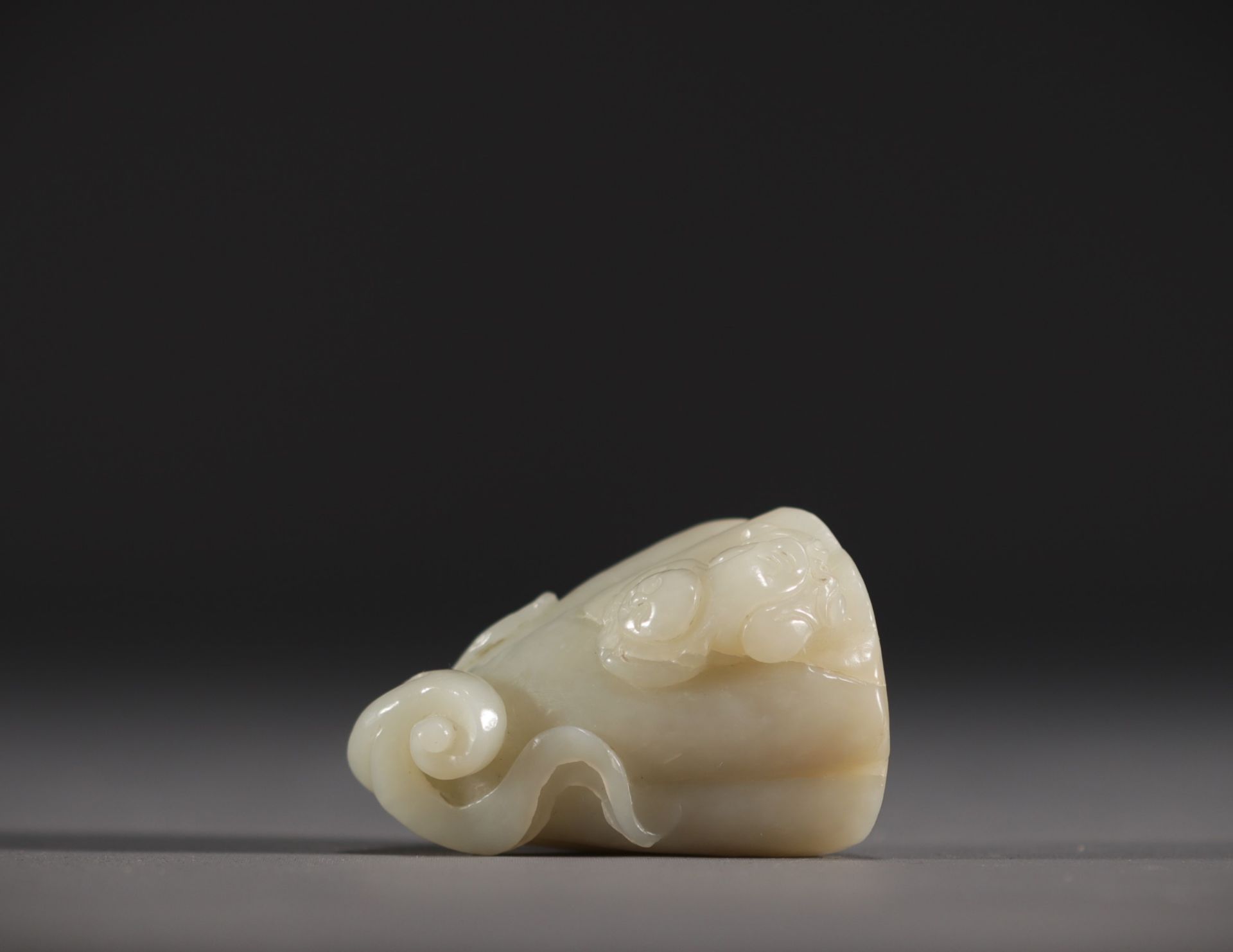China - White jade pendant in the shape of a fruit surmounted by a young child. - Bild 3 aus 6