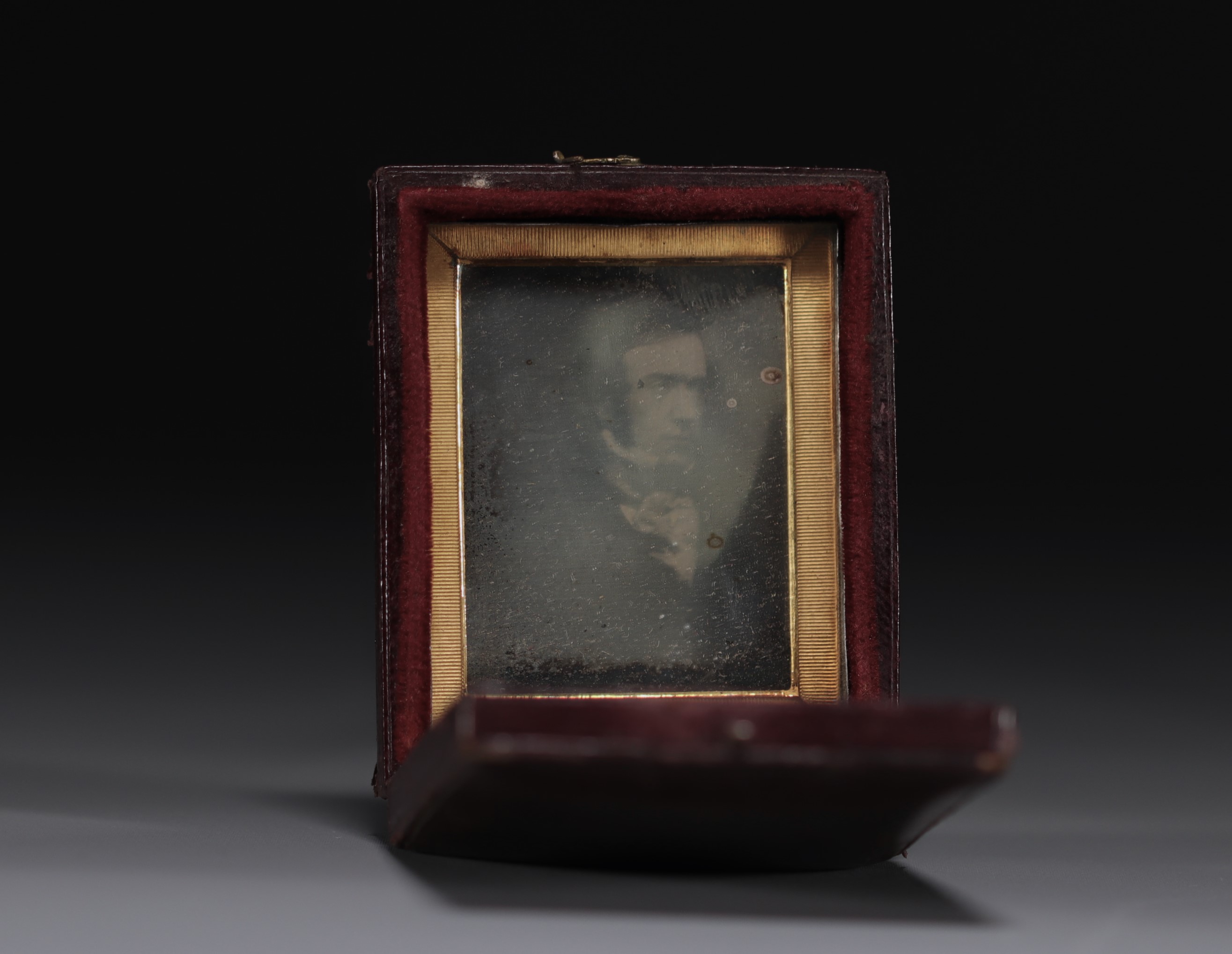 Old small souvenir box containing a mirror with a picture of a gentleman. 19th century.