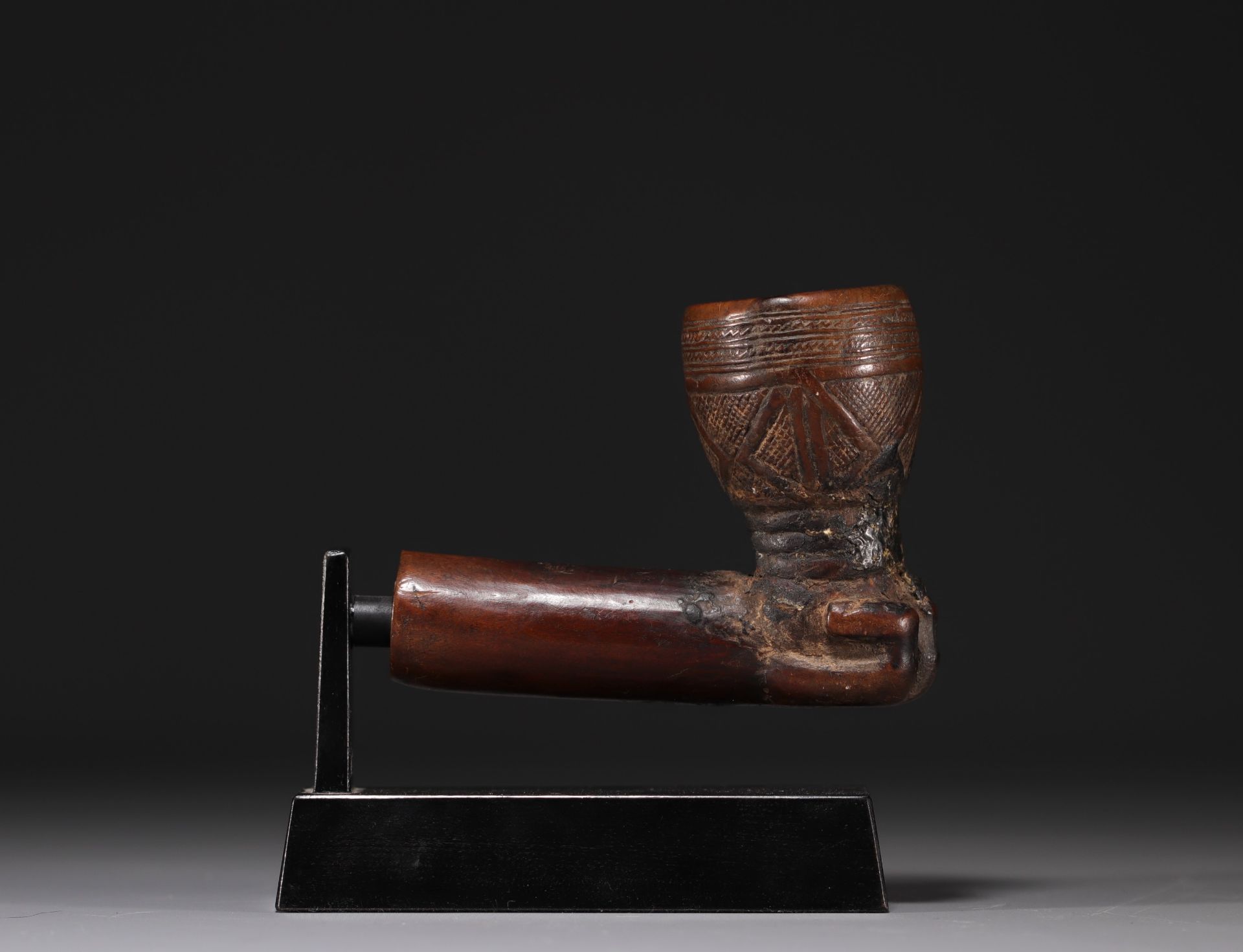 Kuba pipe, shaft supported by a hand carved wood, brown patina - Provenance: Kellim Brown - Image 2 of 3