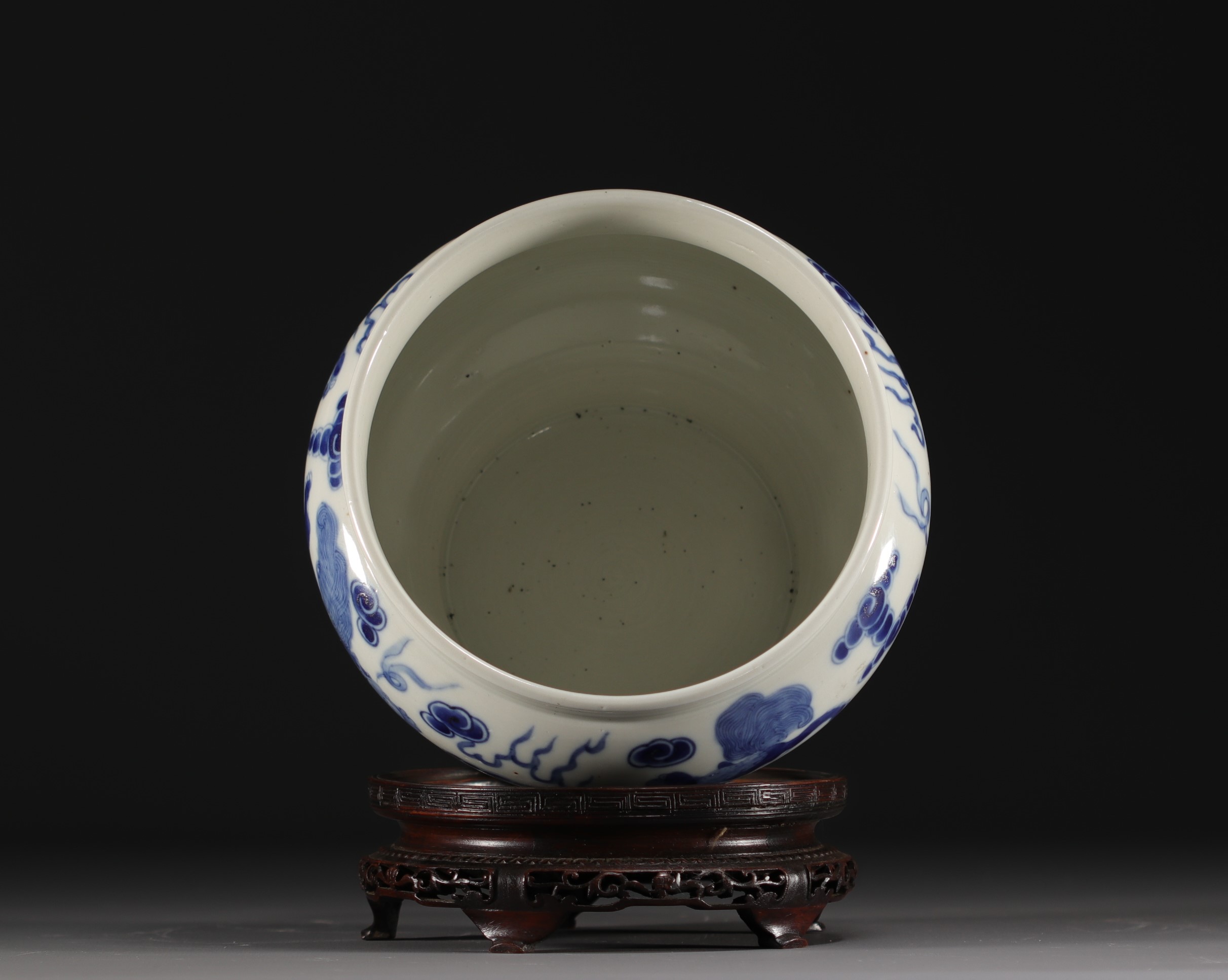 China - A blue-white porcelain vase decorated with lions, Kangxi mark. - Image 7 of 7