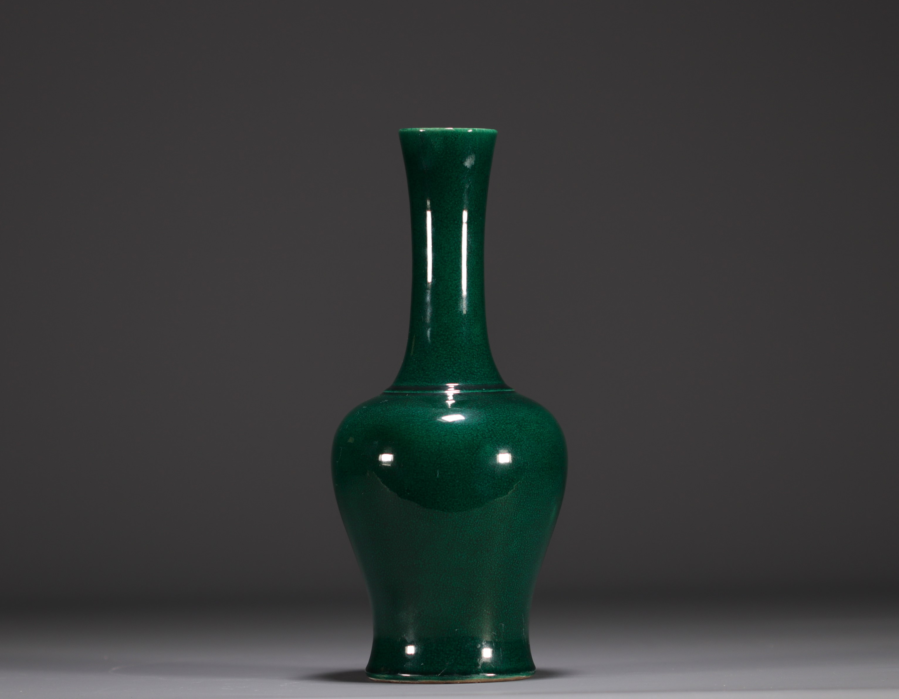 China - Green monochrome porcelain vase, Qing period. - Image 2 of 4