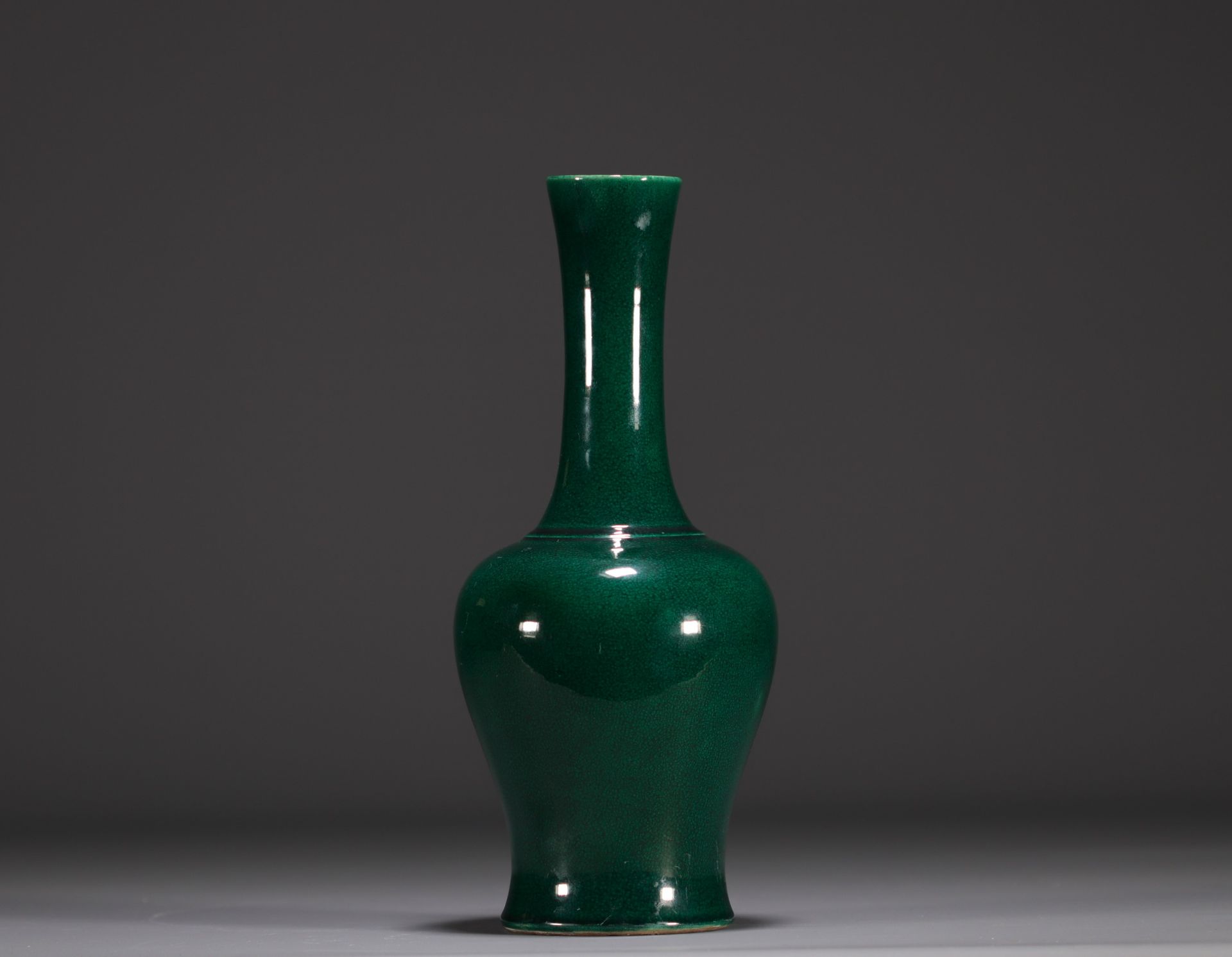 China - Green monochrome porcelain vase, Qing period. - Bild 2 aus 4