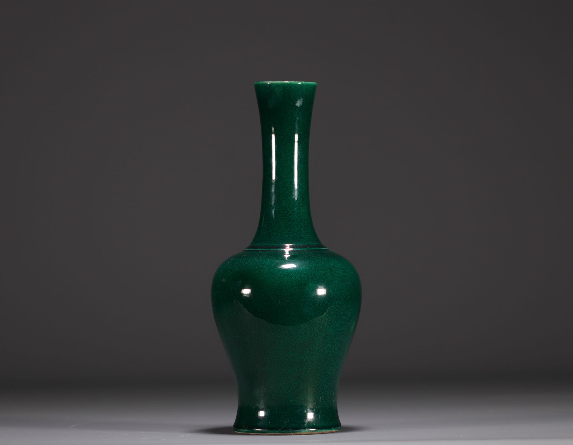 China - Green monochrome porcelain vase, Qing period. - Image 2 of 4