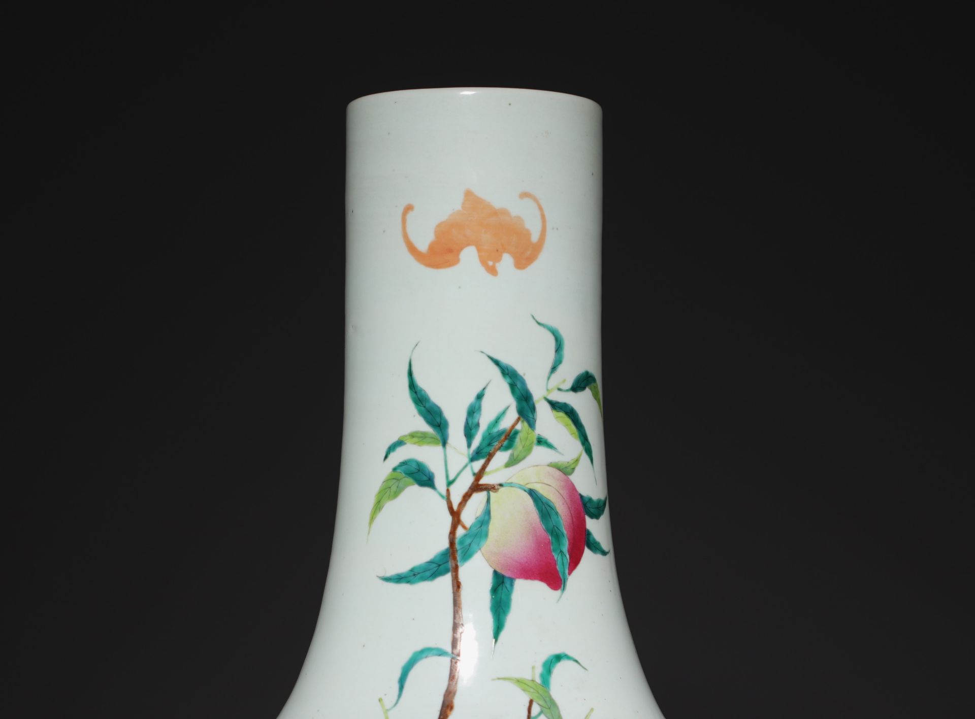 China - Imposing famille rose porcelain vase with nine peaches design, Qing dynasty. (100cm high) - Bild 7 aus 13