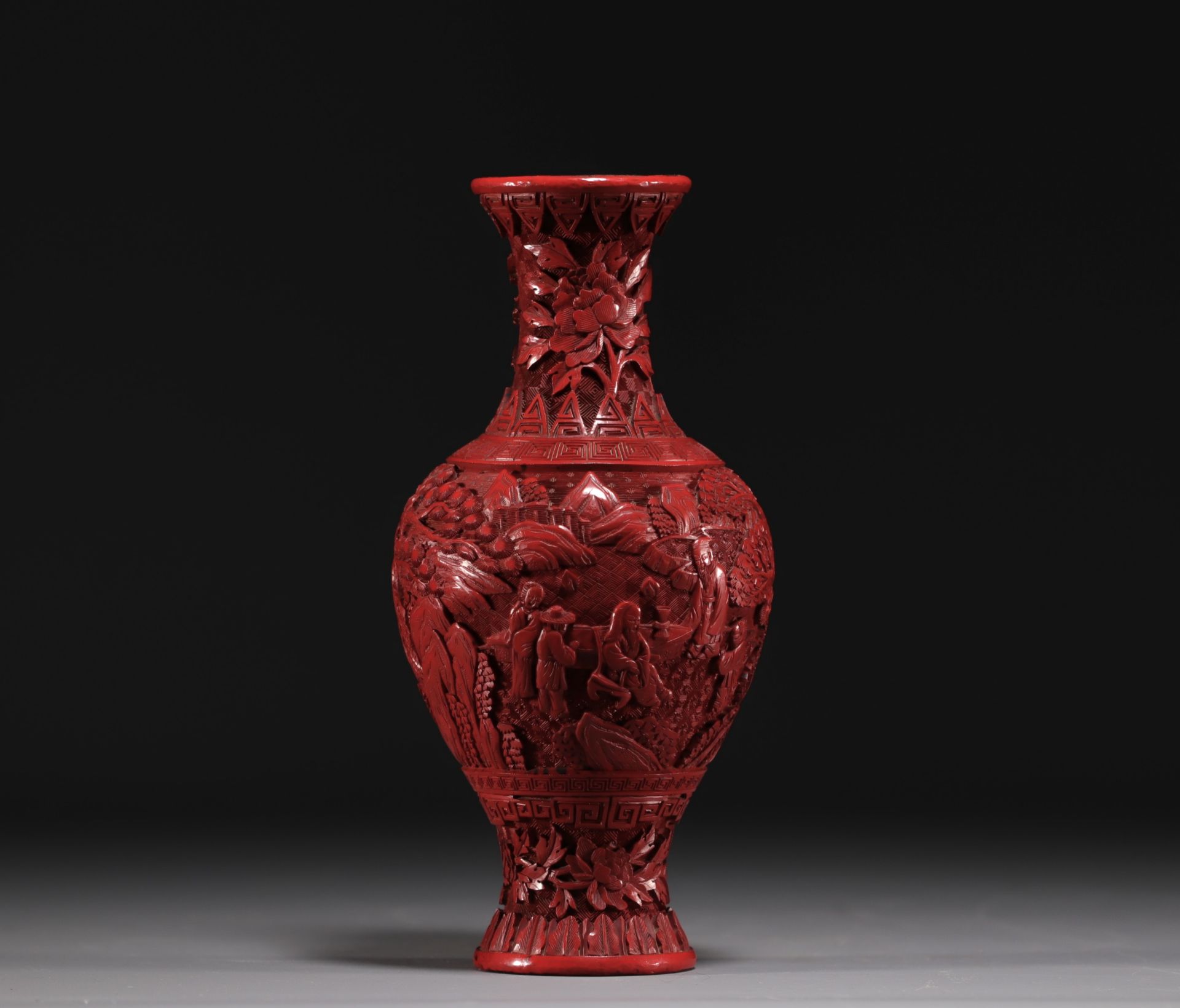 China - An antique cinnabar lacquer vase decorated with figures. - Bild 5 aus 6