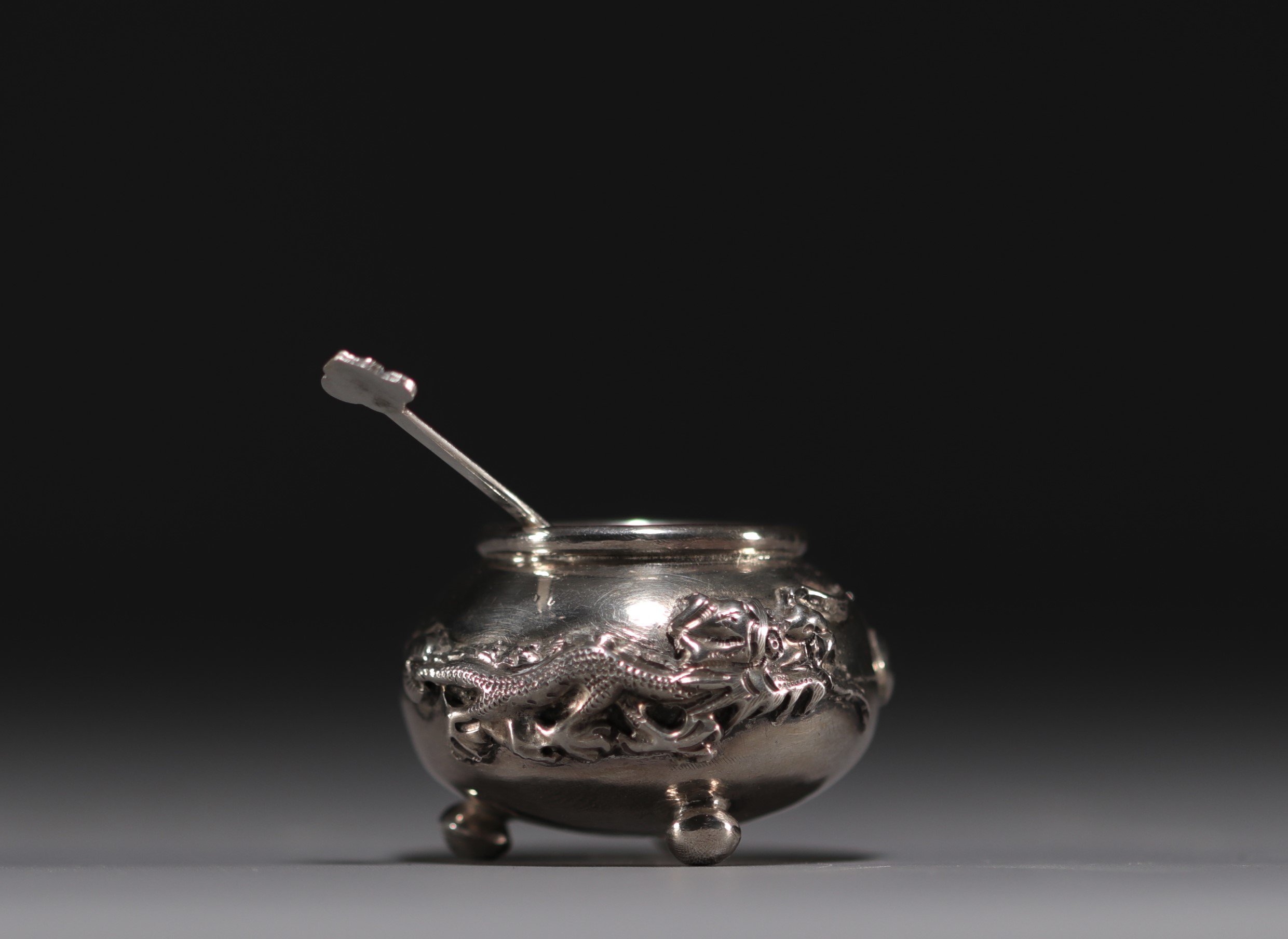 China - Set of twelve solid silver salt cellars with dragon decoration, early 20th century. - Image 4 of 13
