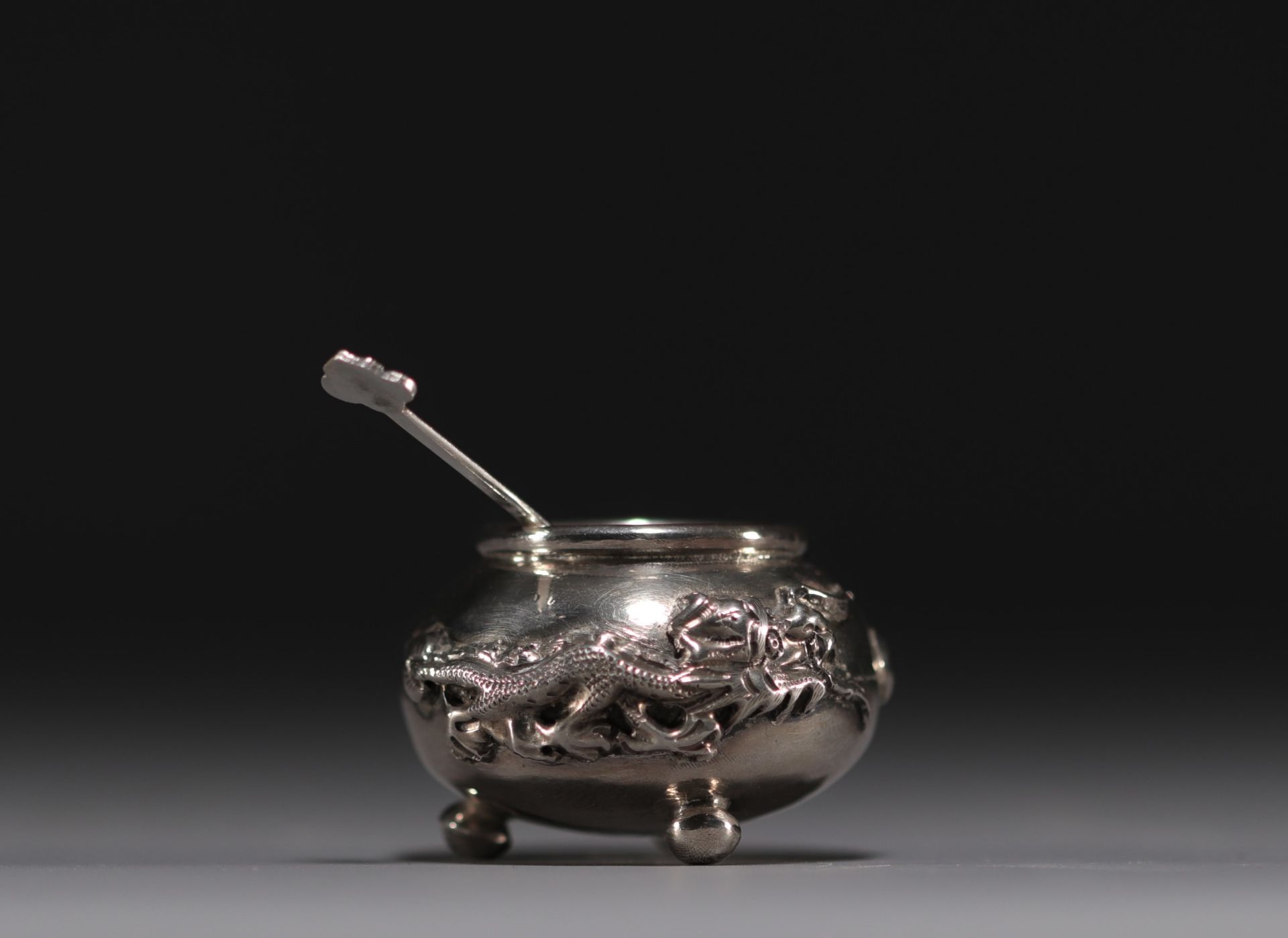 China - Set of twelve solid silver salt cellars with dragon decoration, early 20th century. - Image 4 of 13