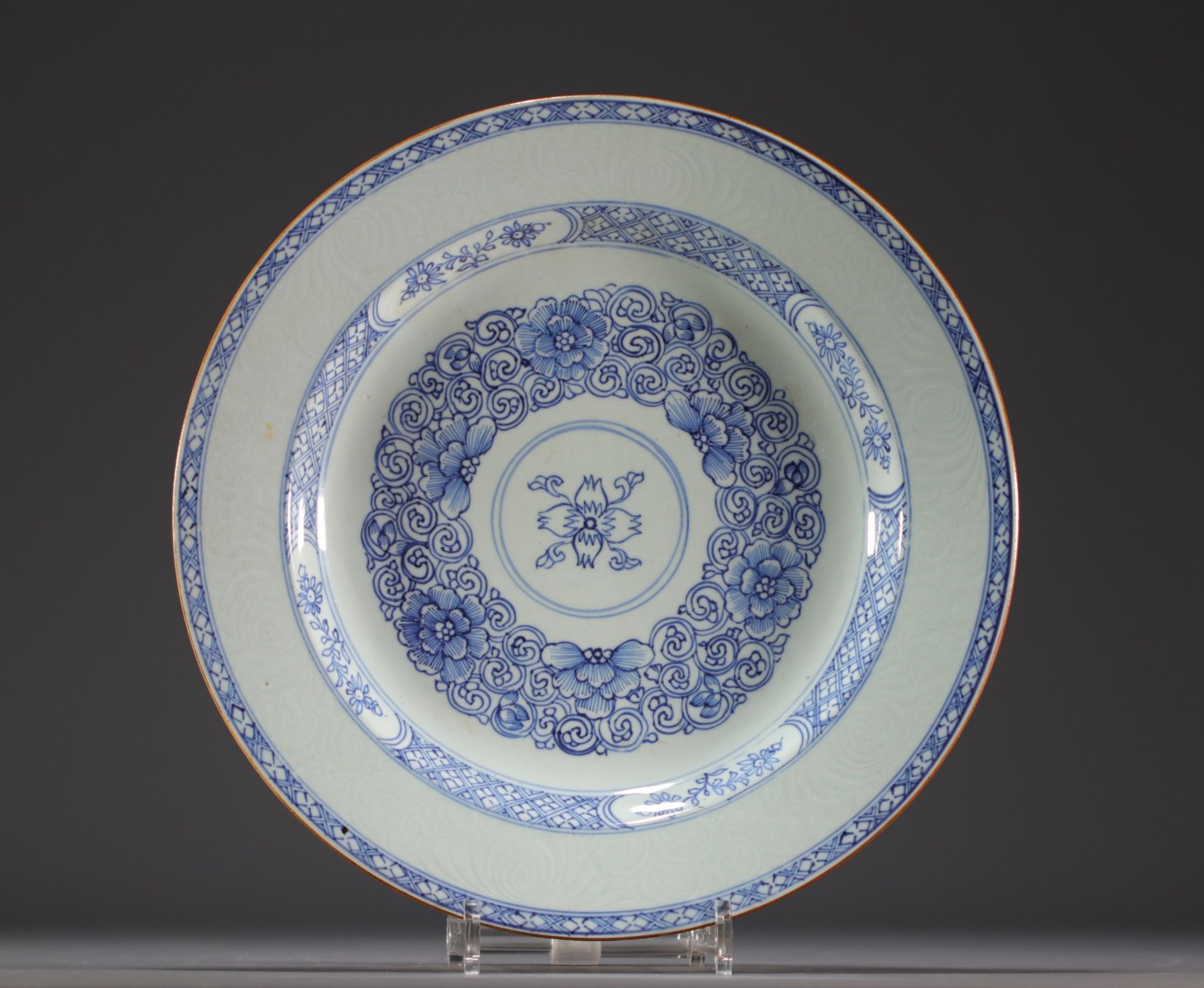 China - White-blue porcelain plate with floral decoration, Qianlong.