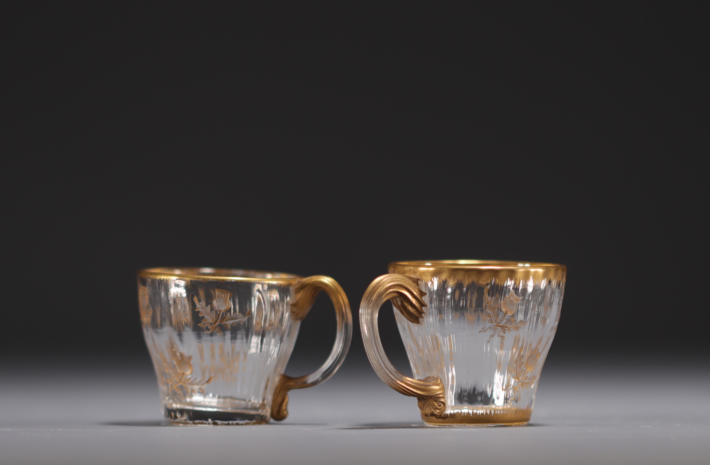 DAUM Nancy - Pair of small glass cups with engraved thistle design enhanced with gold, signed. - Bild 3 aus 3