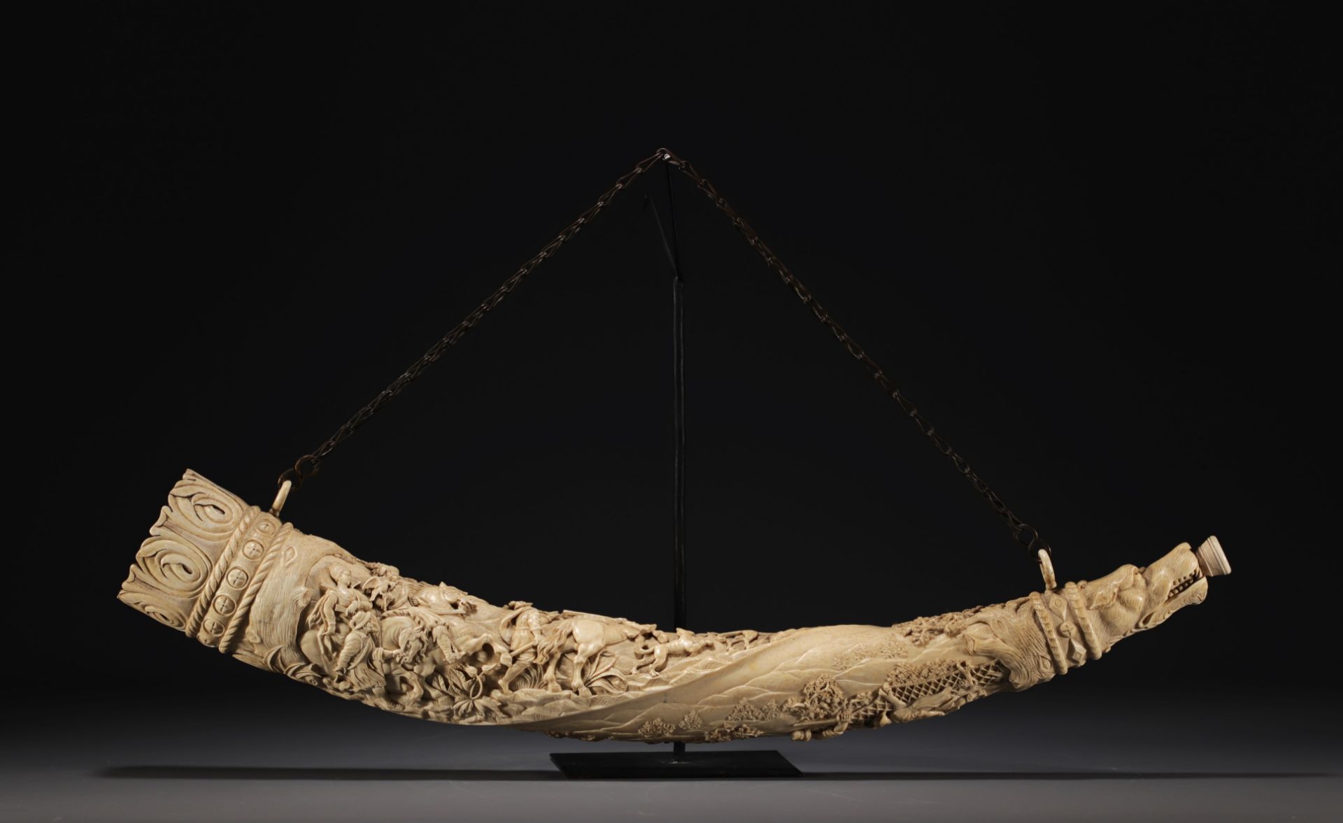 "Exceptional carved ivory hunting horn, second half of the 19th century. - Bild 4 aus 10